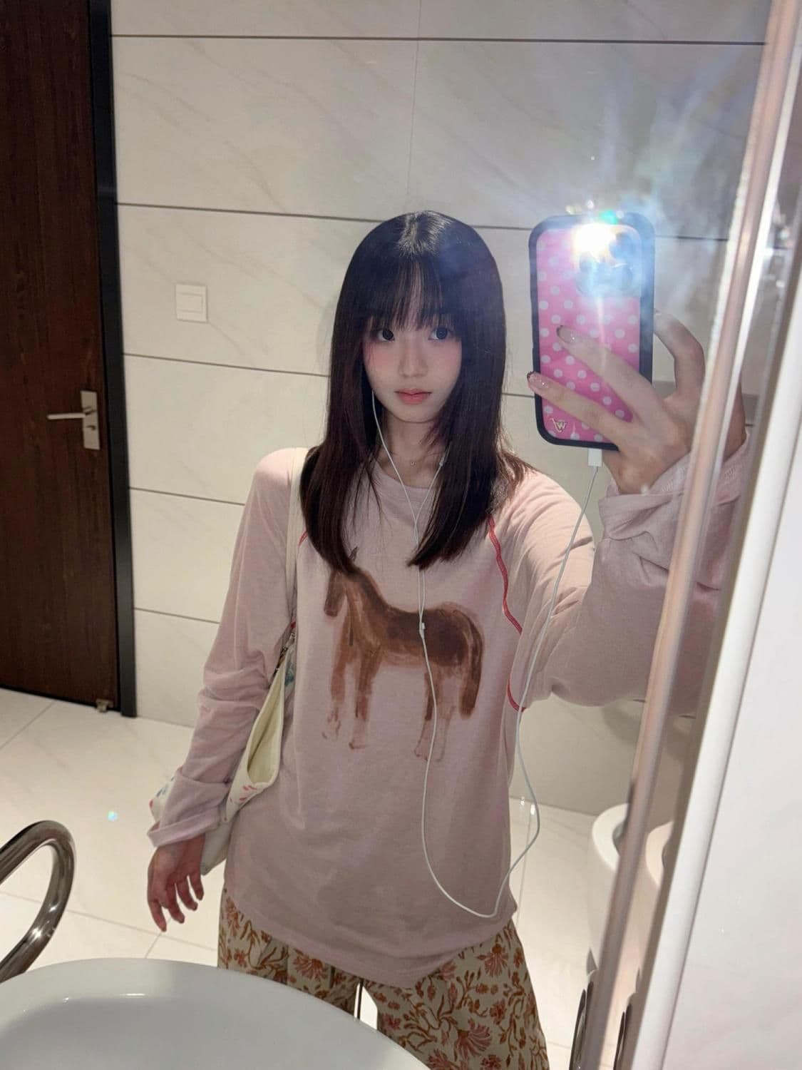 한 부서 핑크색 명시적 스티치 장식 프린트 라운드 넥 긴팔 티셔츠 여성 가을 겨울철 수채화 프린트 루즈핏 다용도 맨위 상세 이미지 3