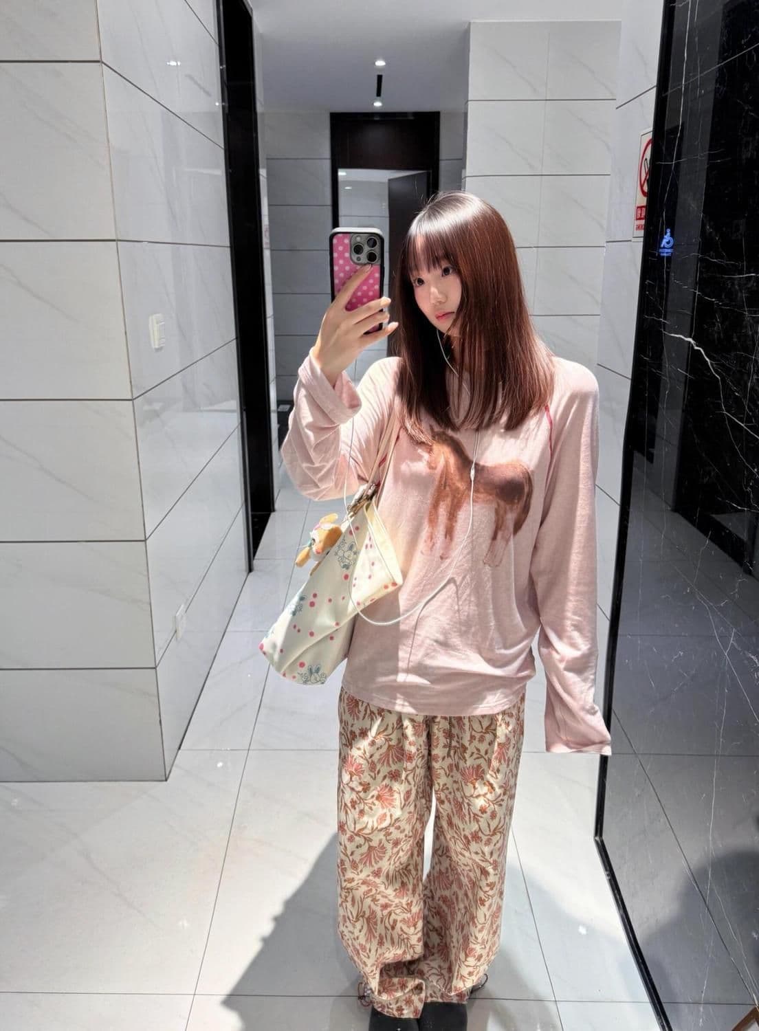 한 부서 핑크색 명시적 스티치 장식 프린트 라운드 넥 긴팔 티셔츠 여성 가을 겨울철 수채화 프린트 루즈핏 다용도 맨위 상세 이미지 7