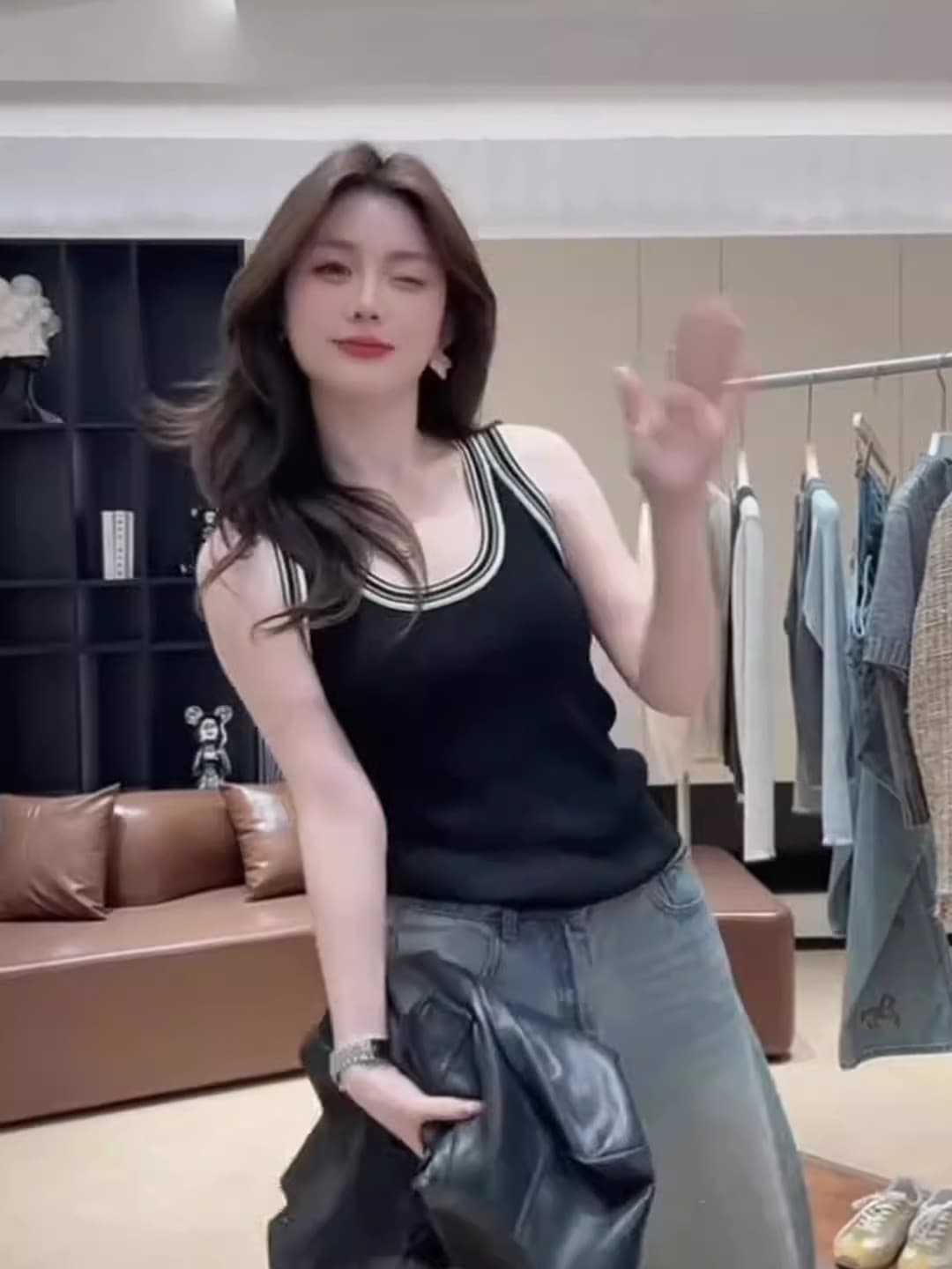 흑인과 백인 배색 아세트산 얼음 실크 니트 캐미솔 인사이드 가져 가라. 여름 외출용 프랑스식 작은 샤넬 스타일 민소매 맨위 상세 이미지 7