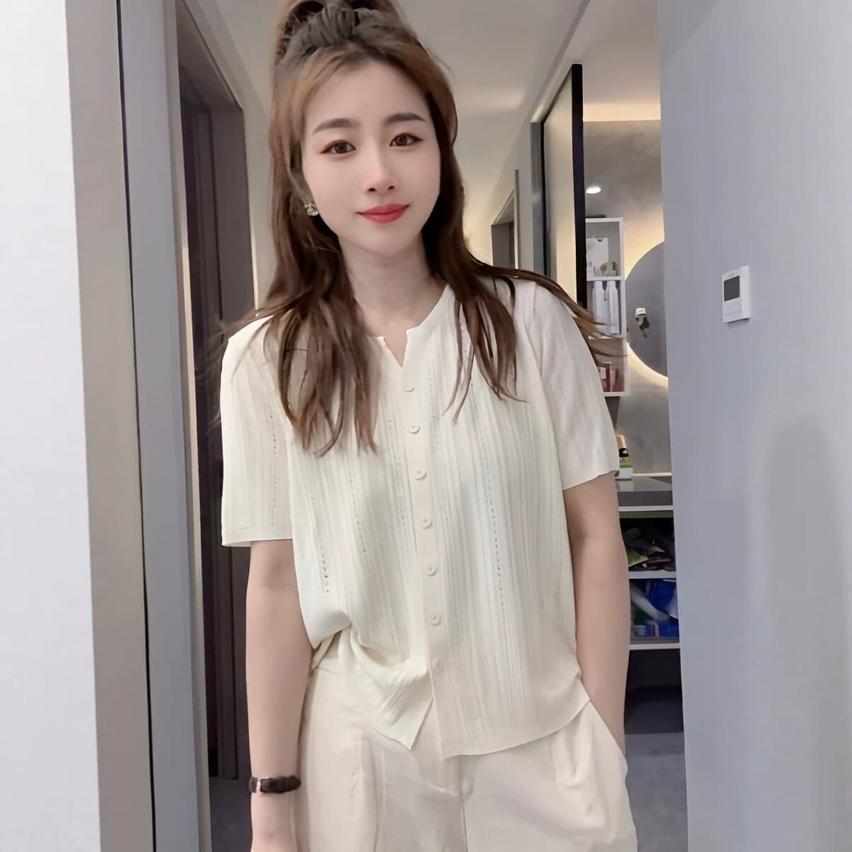 V넥 루즈핏 반팔 티셔츠 여성 여름 2026 새로운 미니멀리즘 슬림해 보이는 얇은 스타일 품격 연령 감소 니트 스웨터 맨위 이미지 2
