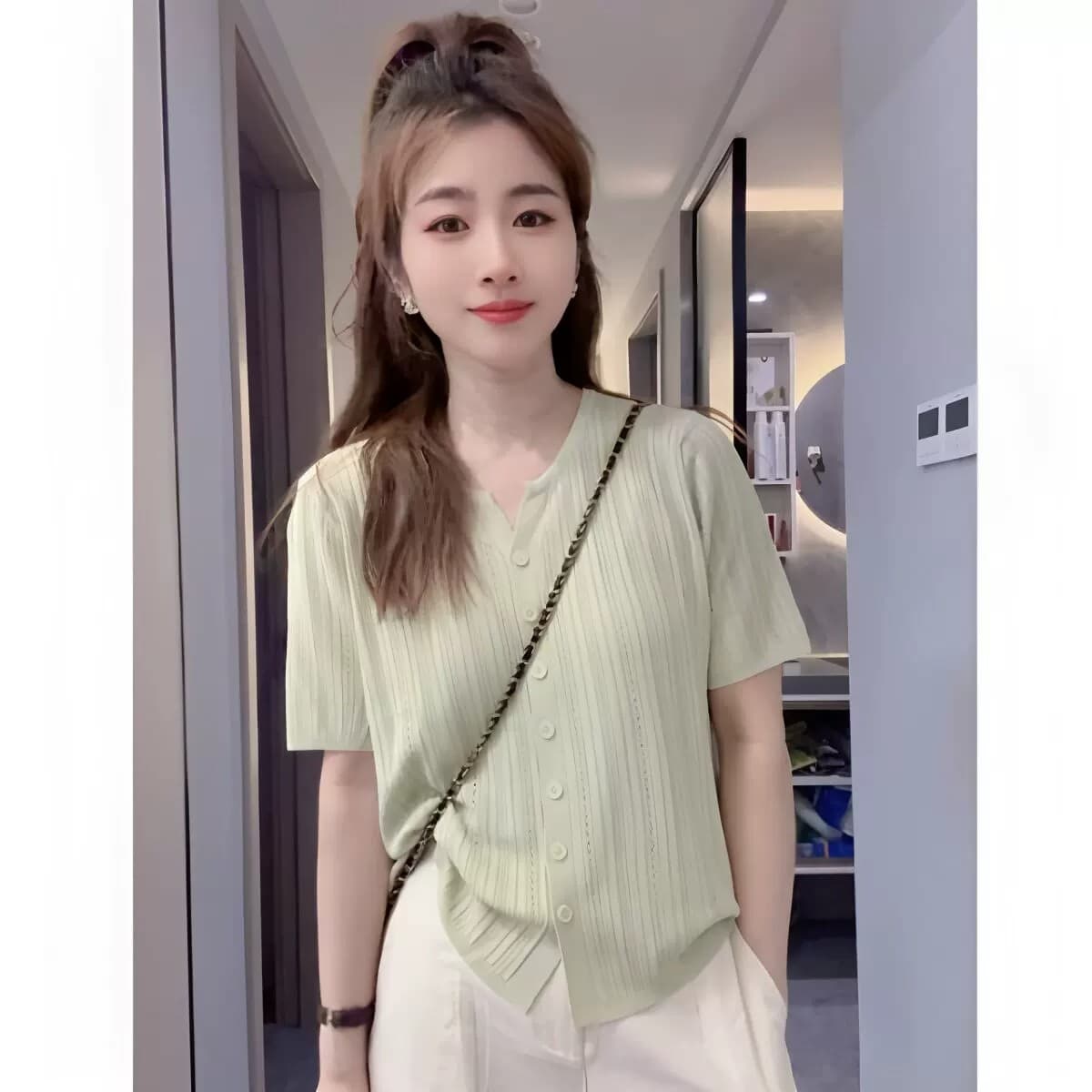 V넥 루즈핏 반팔 티셔츠 여성 여름 2026 새로운 미니멀리즘 슬림해 보이는 얇은 스타일 품격 연령 감소 니트 스웨터 맨위 상세 이미지 3