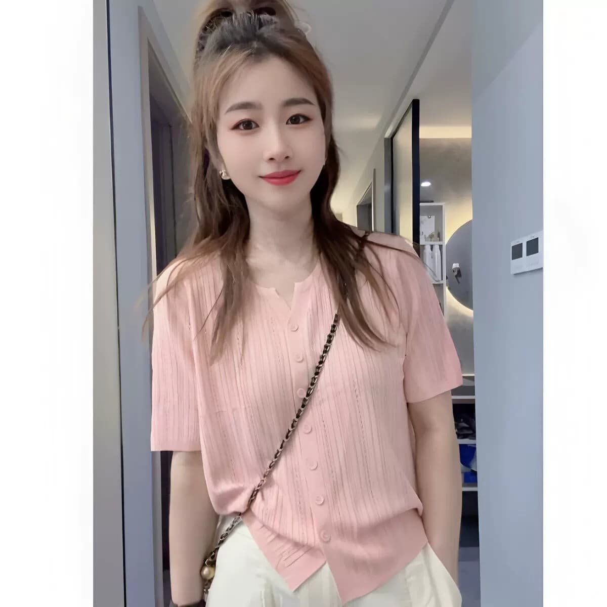 V넥 루즈핏 반팔 티셔츠 여성 여름 2026 새로운 미니멀리즘 슬림해 보이는 얇은 스타일 품격 연령 감소 니트 스웨터 맨위 상세 이미지 6