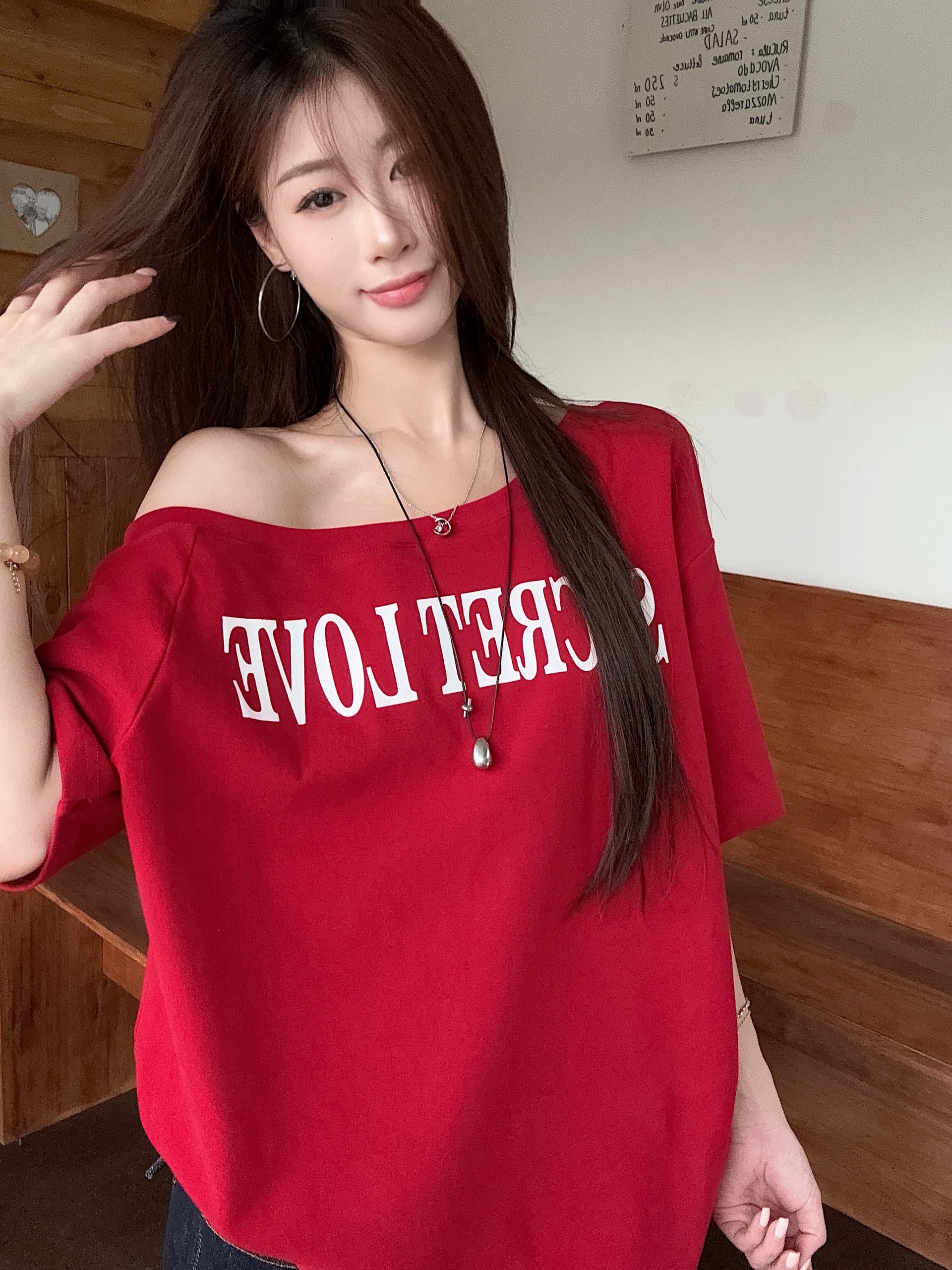 실사 정가 빨간색 비스듬한 어깨 루즈핏 반팔 티셔츠 여성 여름 캐주얼 달콤한 매운맛 알파벳 프린트 오프숄더 맨위 상세 이미지 3