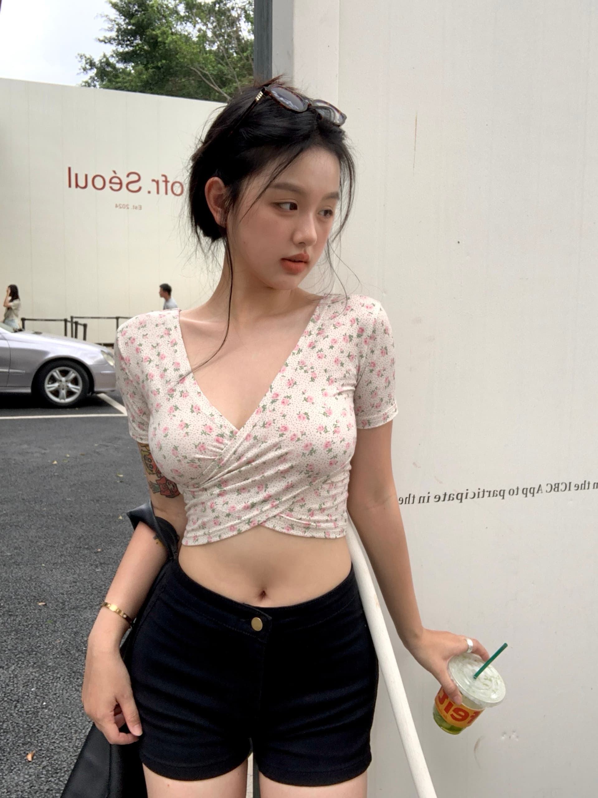 실사 정가 ins 한 부서 십자가 V넥 섹시함 몸매 가꾸기 짧은 맨위 반팔 작은 꽃무늬 티셔츠 이미지 4