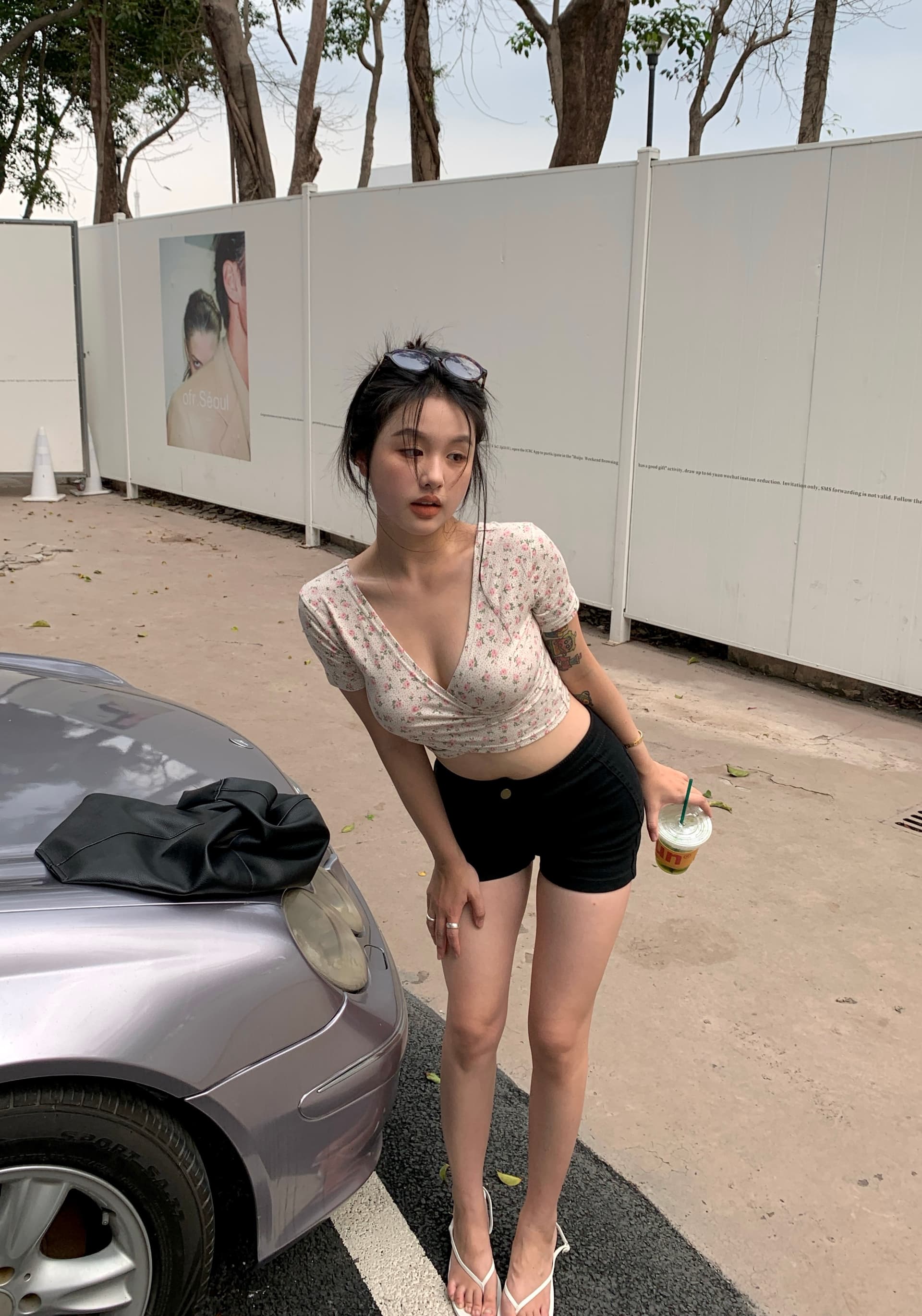 실사 정가 ins 한 부서 십자가 V넥 섹시함 몸매 가꾸기 짧은 맨위 반팔 작은 꽃무늬 티셔츠 이미지 3