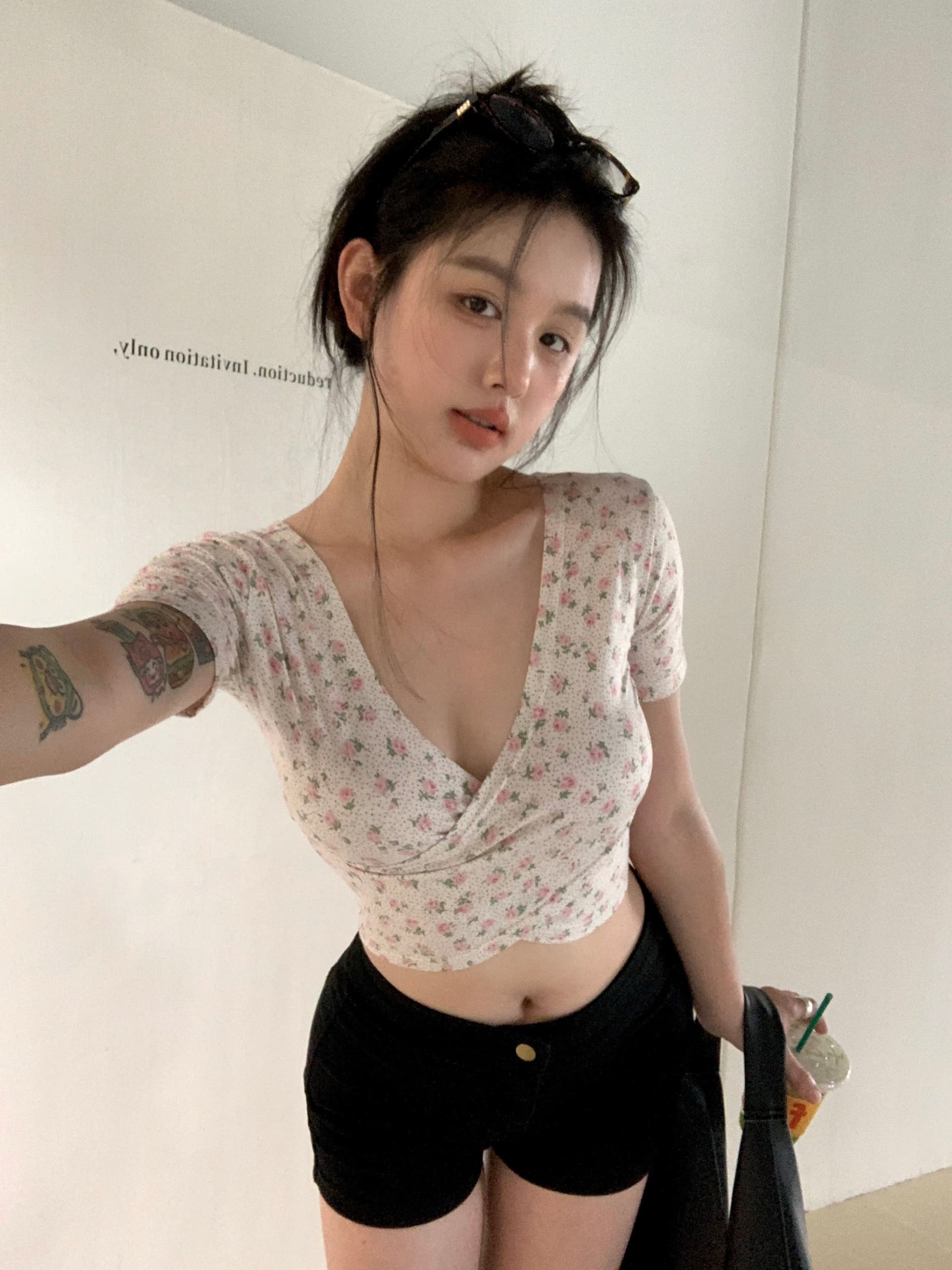 실사 정가 ins 한 부서 십자가 V넥 섹시함 몸매 가꾸기 짧은 맨위 반팔 작은 꽃무늬 티셔츠 상세 이미지 1