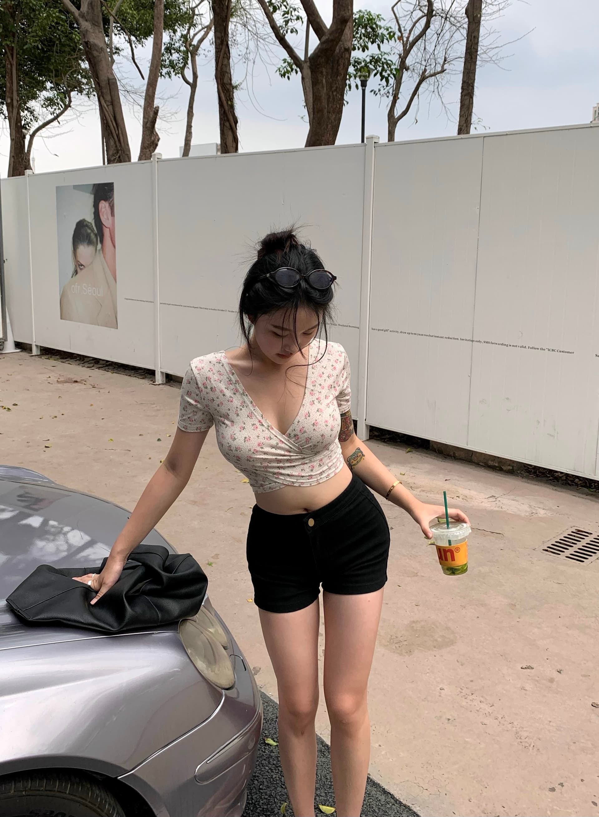 실사 정가 ins 한 부서 십자가 V넥 섹시함 몸매 가꾸기 짧은 맨위 반팔 작은 꽃무늬 티셔츠 상세 이미지 4