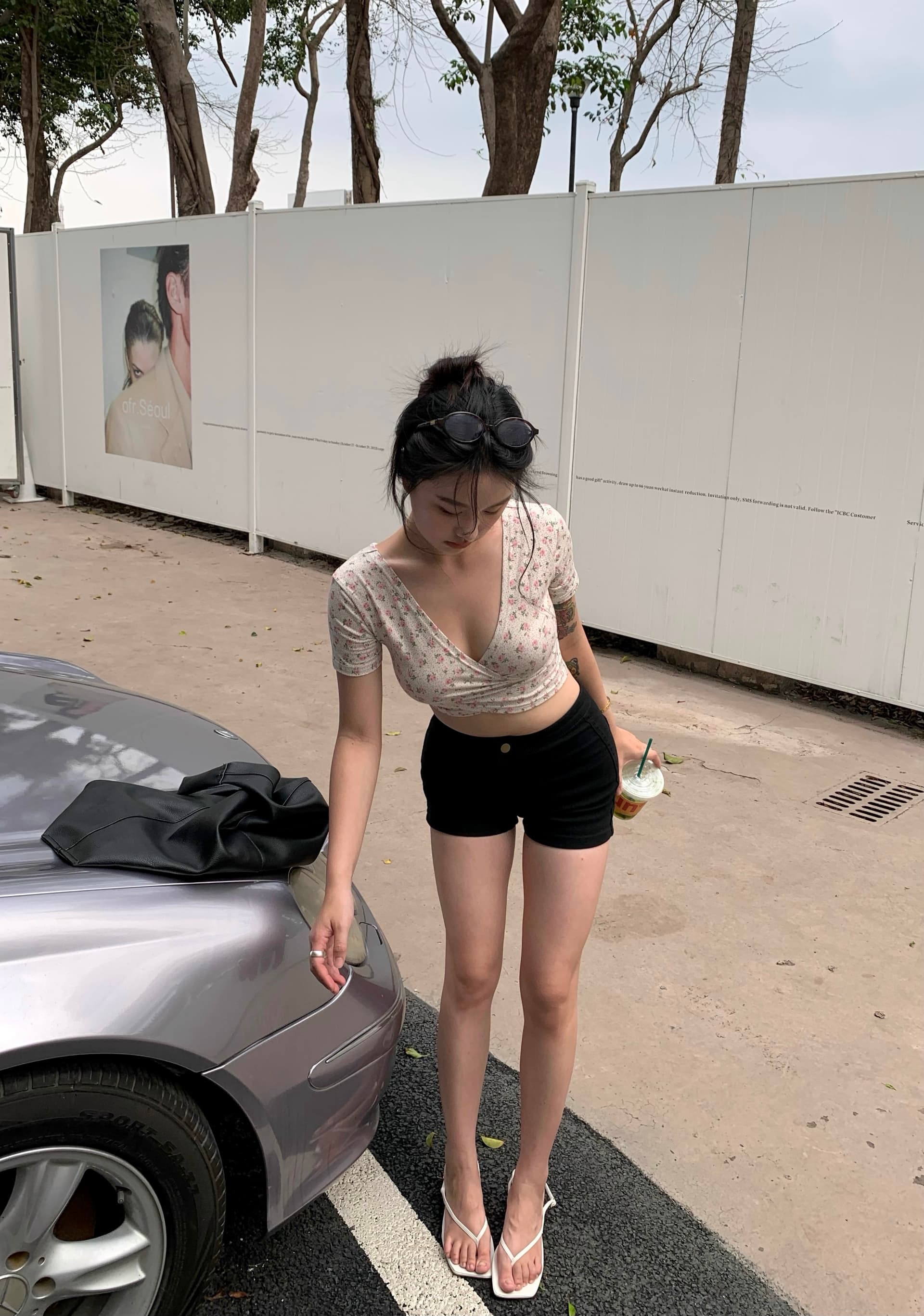 실사 정가 ins 한 부서 십자가 V넥 섹시함 몸매 가꾸기 짧은 맨위 반팔 작은 꽃무늬 티셔츠 상세 이미지 5