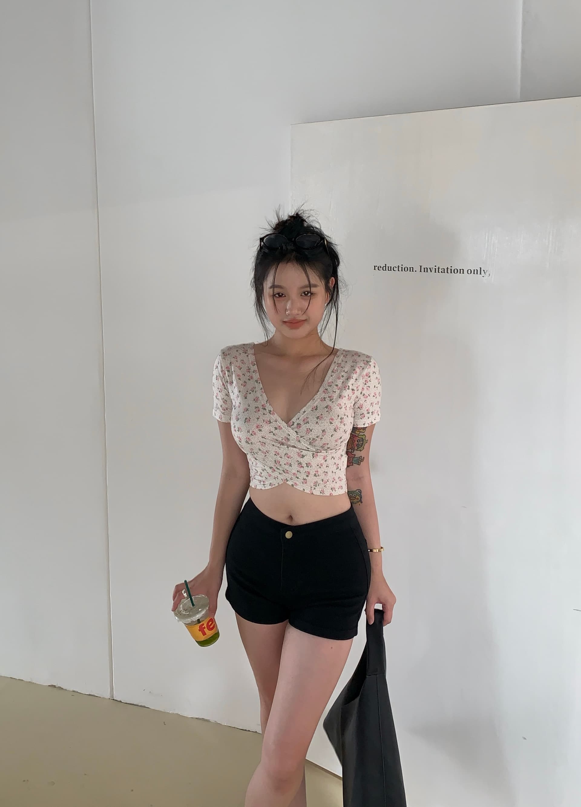실사 정가 ins 한 부서 십자가 V넥 섹시함 몸매 가꾸기 짧은 맨위 반팔 작은 꽃무늬 티셔츠 상세 이미지 13
