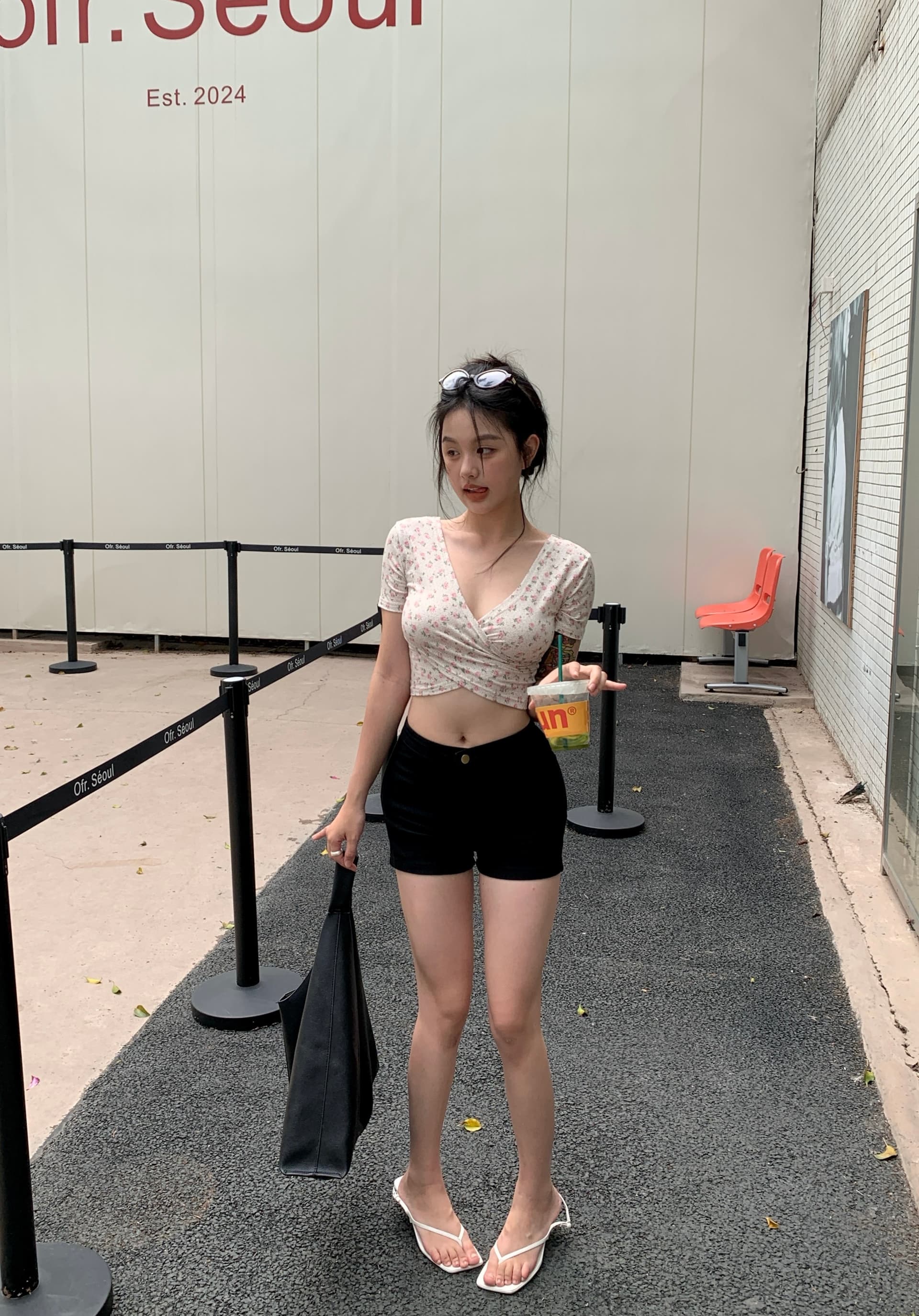 실사 정가 ins 한 부서 십자가 V넥 섹시함 몸매 가꾸기 짧은 맨위 반팔 작은 꽃무늬 티셔츠 상세 이미지 16