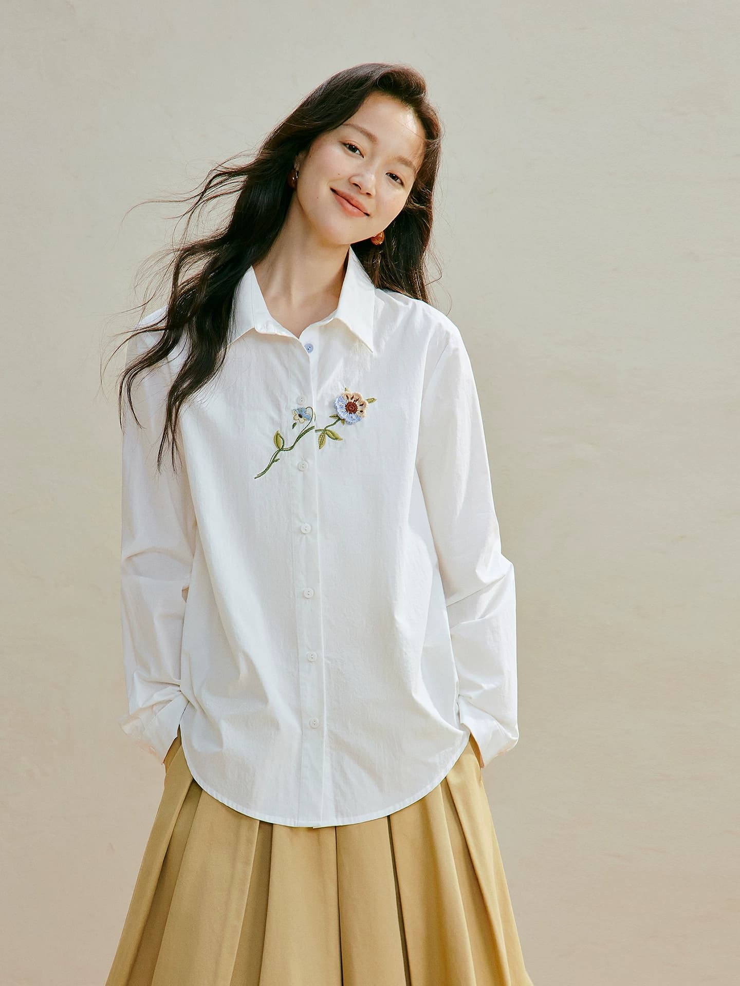 디자인 센스 손 훅 꽃 자수 여성 셔츠 2026 년 가을 새로운 출퇴근 긴팔 순면 흰 셔츠 이미지 3