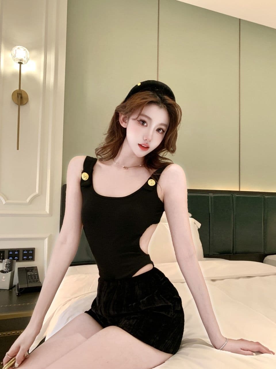 여름 새로운 핫걸 바람 금속 단추 장식 올인원 조끼 몸매 가꾸기 슬림해 보이는 고정 벨트 가슴 패드 여성 상세 이미지 9