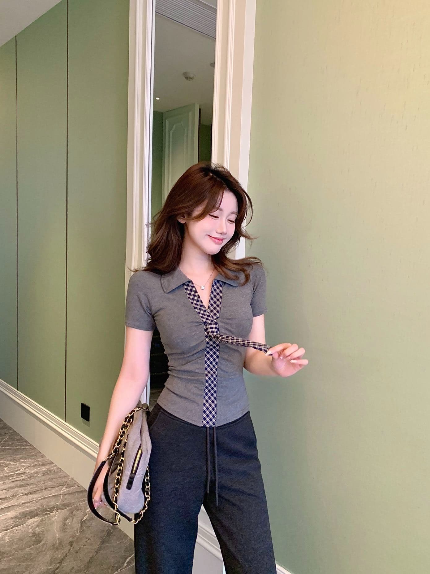 한 부서 체크무늬 넥타이 반팔 몸매 가꾸기 셔츠 티셔츠 여성 봄 여름 인사이드 가져 가라. 수 있습니다. 외출용 벨트 가슴 패드 핫걸 바람 맨위 상세 이미지 9