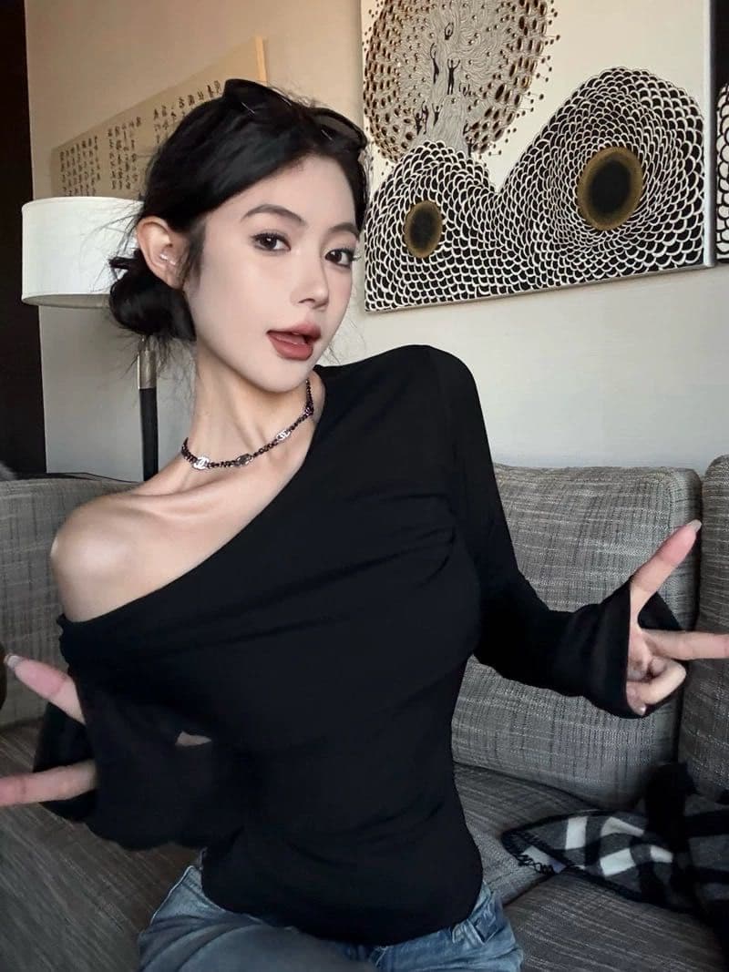 긴팔 비스듬한 칼라 튜브탑 슬림해 보이는 오프숄더 섹시함 오프숄더 긴팔 맨위 핫걸 몸매 가꾸기 디자인 센스 티셔츠 상세 이미지 9