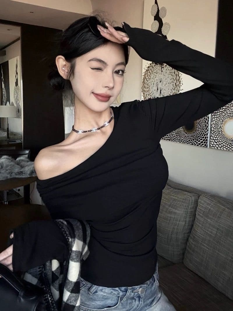 긴팔 비스듬한 칼라 튜브탑 슬림해 보이는 오프숄더 섹시함 오프숄더 긴팔 맨위 핫걸 몸매 가꾸기 디자인 센스 티셔츠 상세 이미지 10