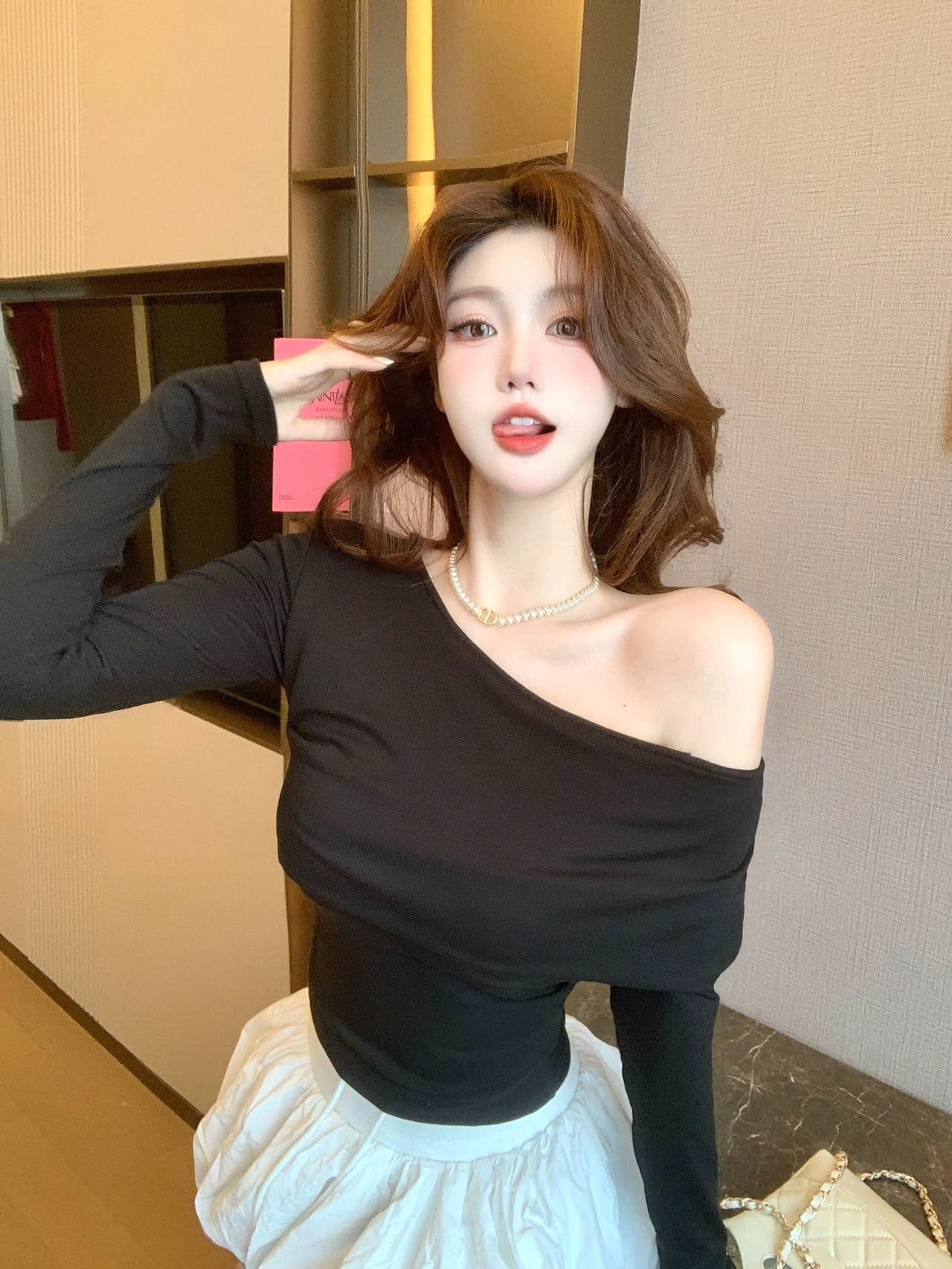 긴팔 비스듬한 칼라 튜브탑 슬림해 보이는 오프숄더 섹시함 오프숄더 긴팔 맨위 핫걸 몸매 가꾸기 디자인 센스 티셔츠 상세 이미지 23