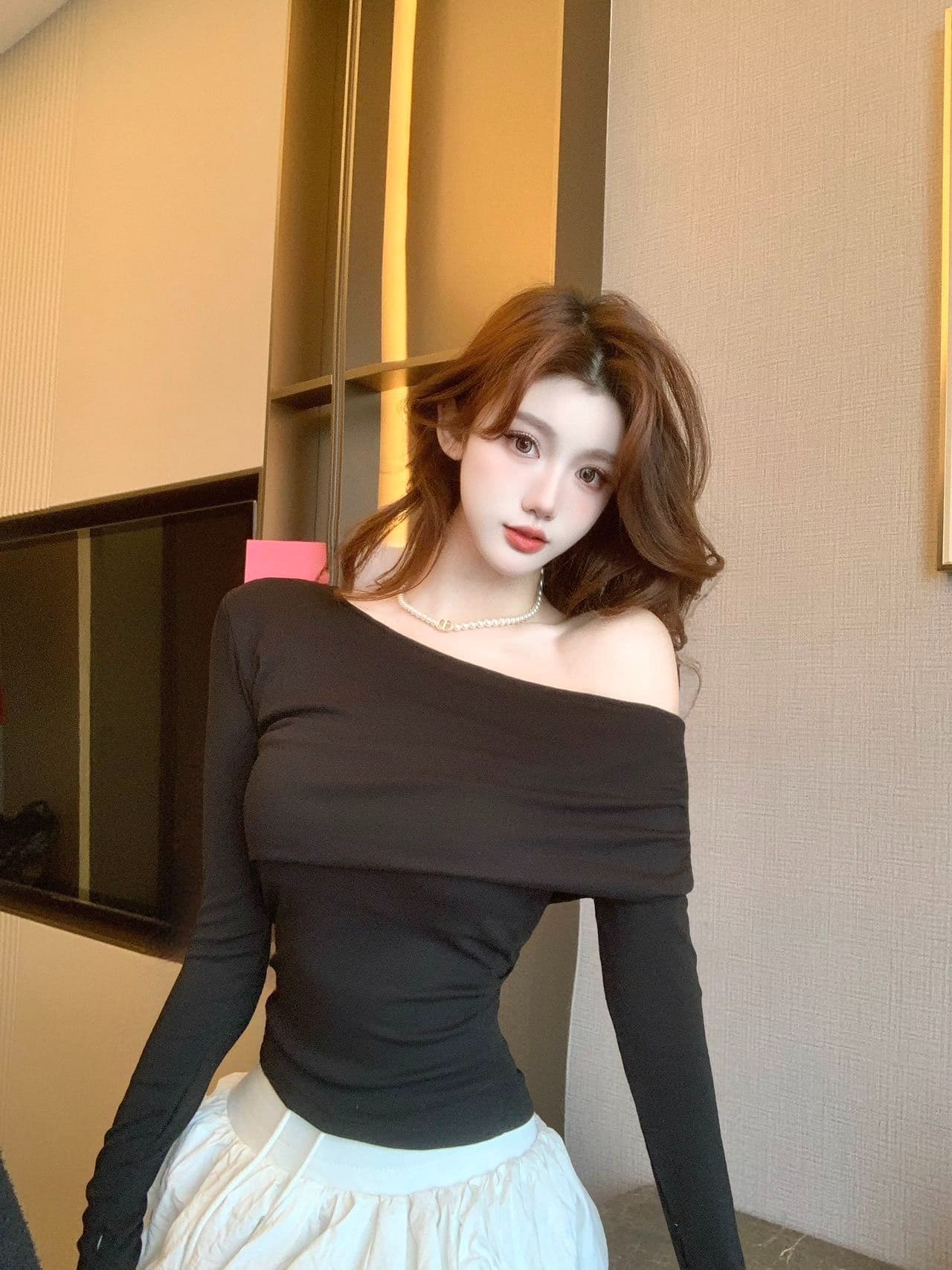 긴팔 비스듬한 칼라 튜브탑 슬림해 보이는 오프숄더 섹시함 오프숄더 긴팔 맨위 핫걸 몸매 가꾸기 디자인 센스 티셔츠 상세 이미지 24