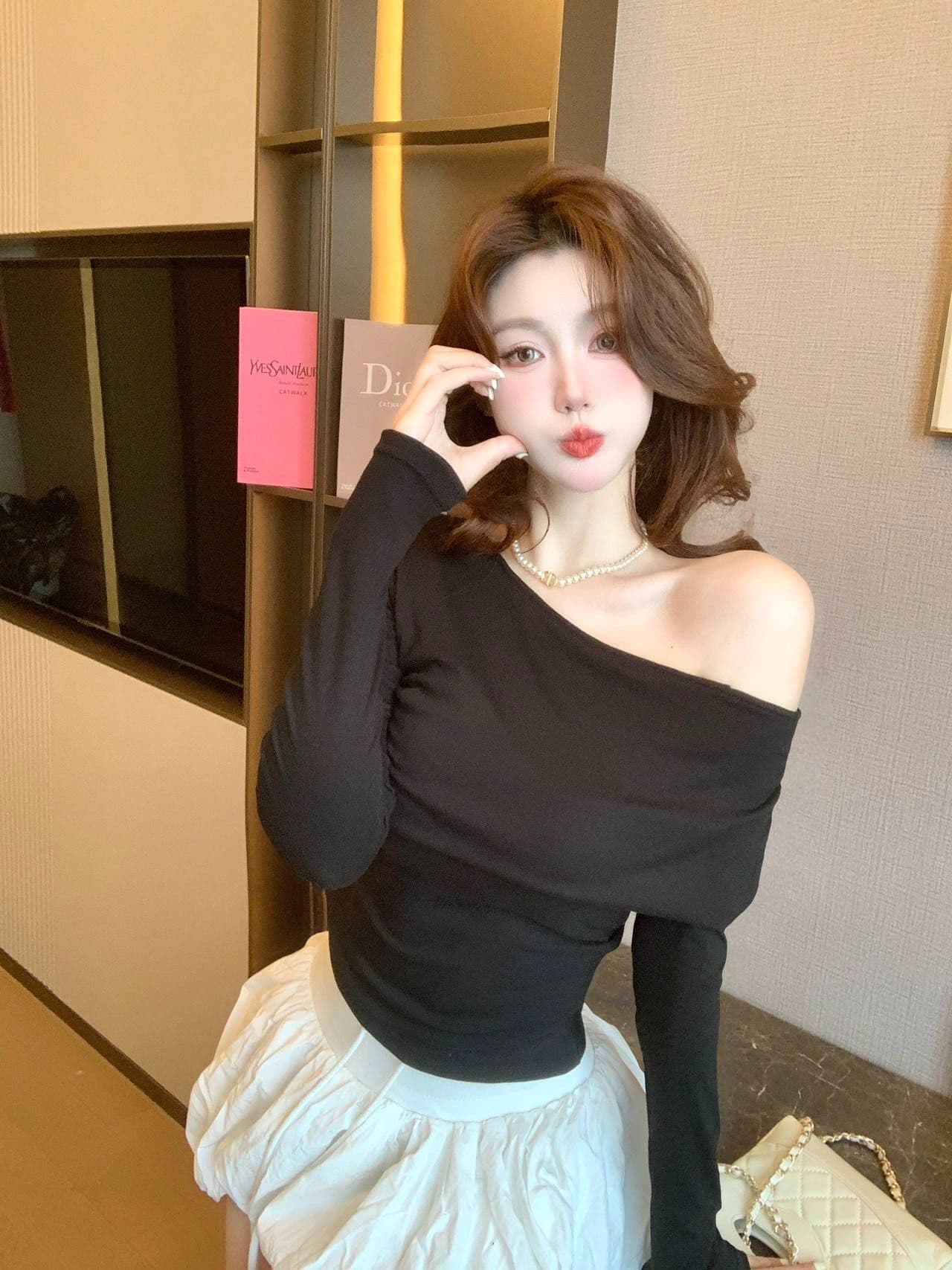 긴팔 비스듬한 칼라 튜브탑 슬림해 보이는 오프숄더 섹시함 오프숄더 긴팔 맨위 핫걸 몸매 가꾸기 디자인 센스 티셔츠 상세 이미지 26