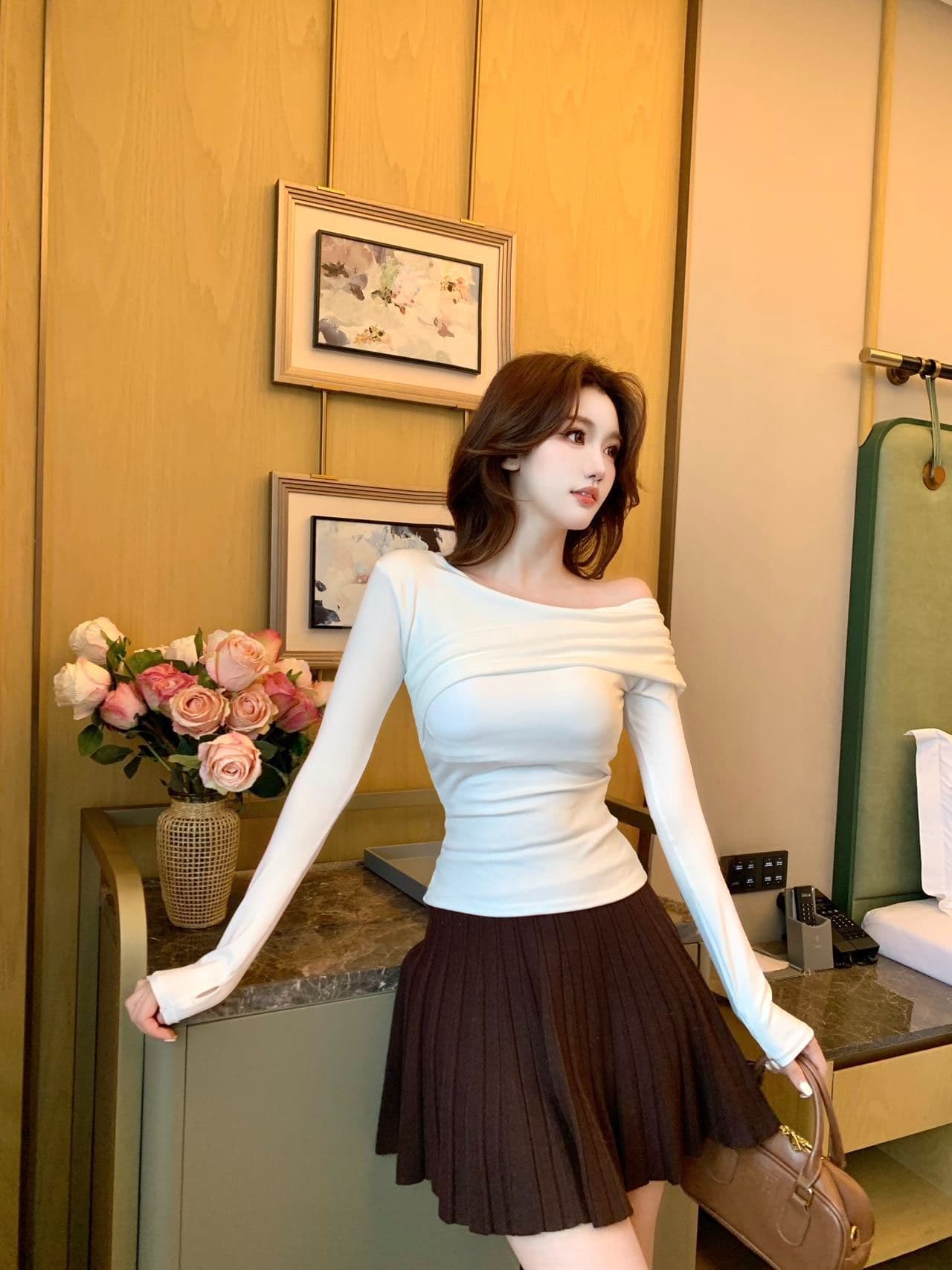 긴팔 비스듬한 칼라 튜브탑 슬림해 보이는 오프숄더 섹시함 오프숄더 긴팔 맨위 핫걸 몸매 가꾸기 디자인 센스 티셔츠 상세 이미지 31