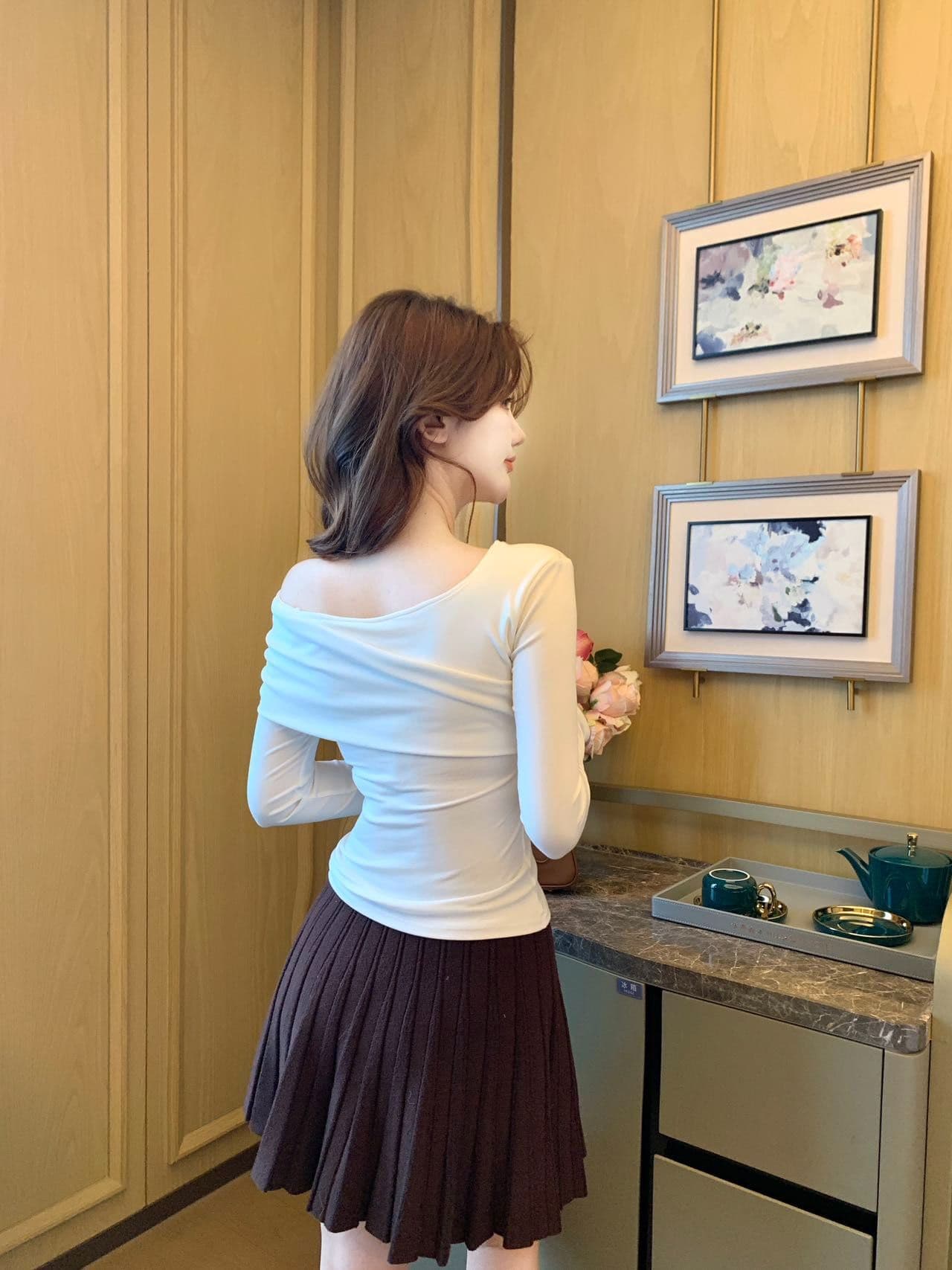 긴팔 비스듬한 칼라 튜브탑 슬림해 보이는 오프숄더 섹시함 오프숄더 긴팔 맨위 핫걸 몸매 가꾸기 디자인 센스 티셔츠 상세 이미지 33