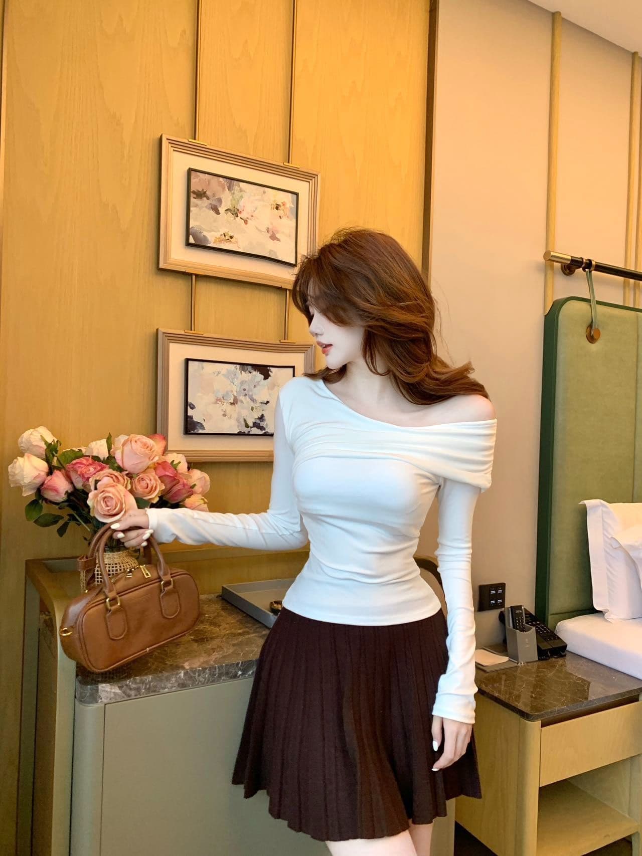 긴팔 비스듬한 칼라 튜브탑 슬림해 보이는 오프숄더 섹시함 오프숄더 긴팔 맨위 핫걸 몸매 가꾸기 디자인 센스 티셔츠 상세 이미지 34