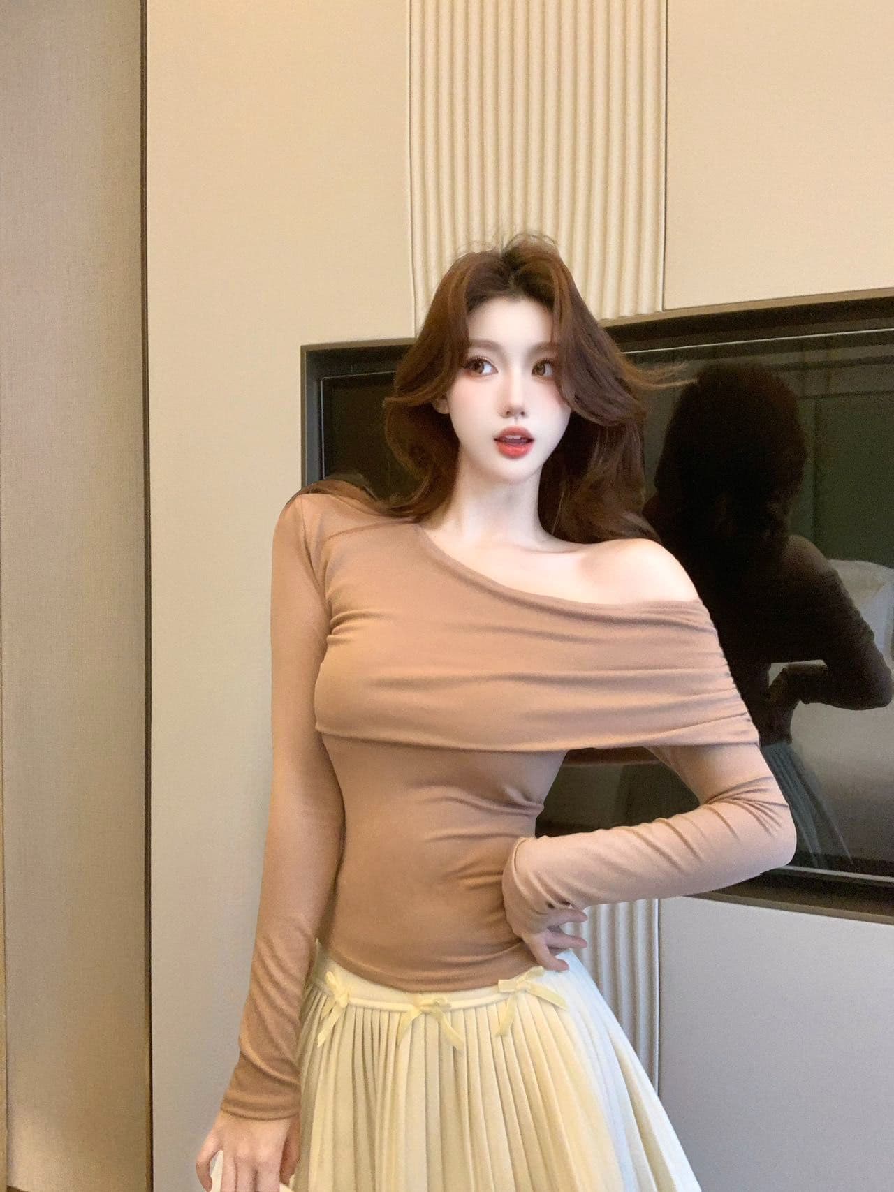 긴팔 비스듬한 칼라 튜브탑 슬림해 보이는 오프숄더 섹시함 오프숄더 긴팔 맨위 핫걸 몸매 가꾸기 디자인 센스 티셔츠 상세 이미지 40