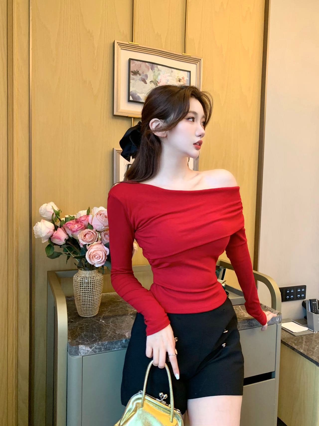 긴팔 비스듬한 칼라 튜브탑 슬림해 보이는 오프숄더 섹시함 오프숄더 긴팔 맨위 핫걸 몸매 가꾸기 디자인 센스 티셔츠 상세 이미지 46