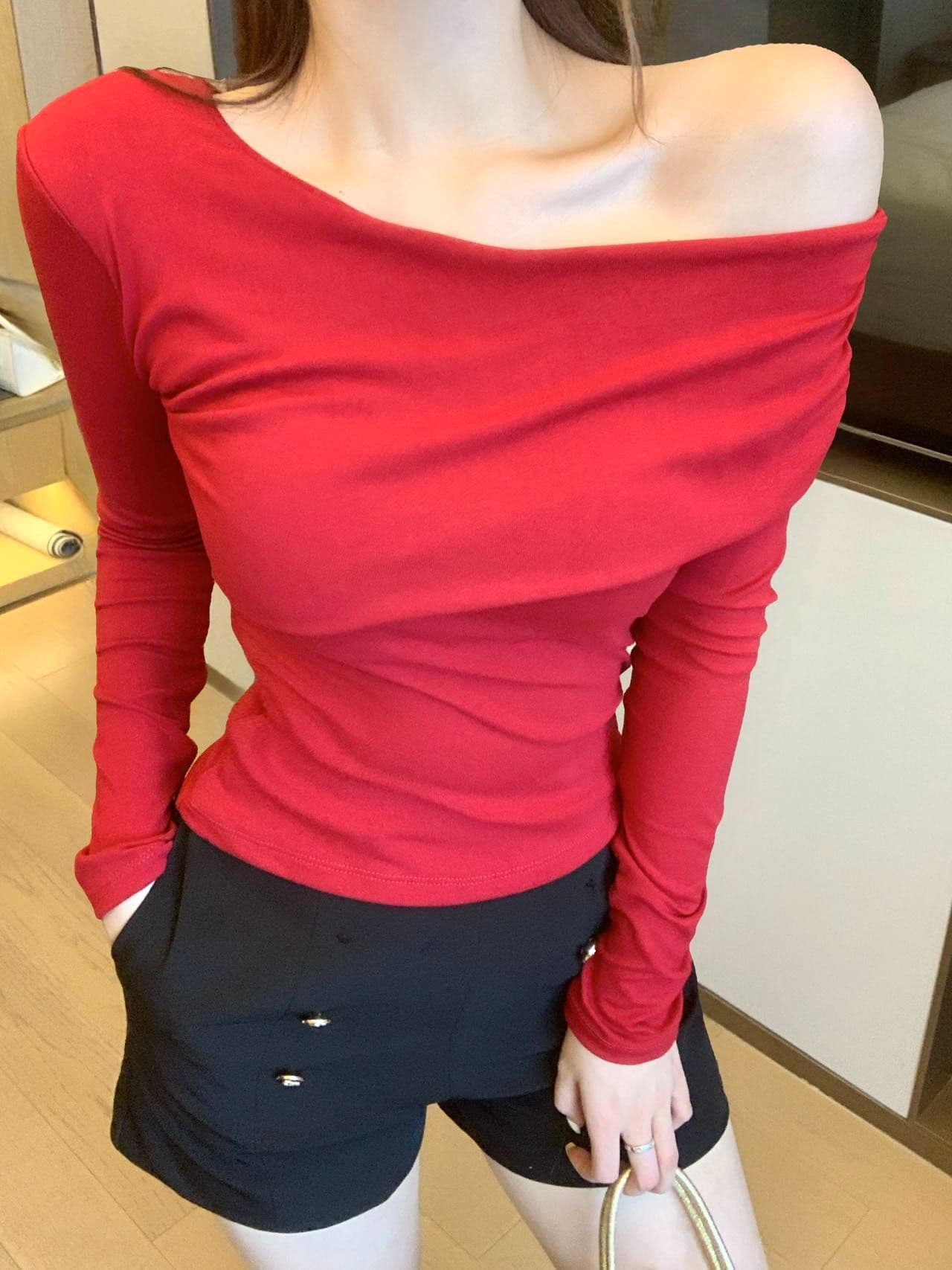 긴팔 비스듬한 칼라 튜브탑 슬림해 보이는 오프숄더 섹시함 오프숄더 긴팔 맨위 핫걸 몸매 가꾸기 디자인 센스 티셔츠 상세 이미지 48