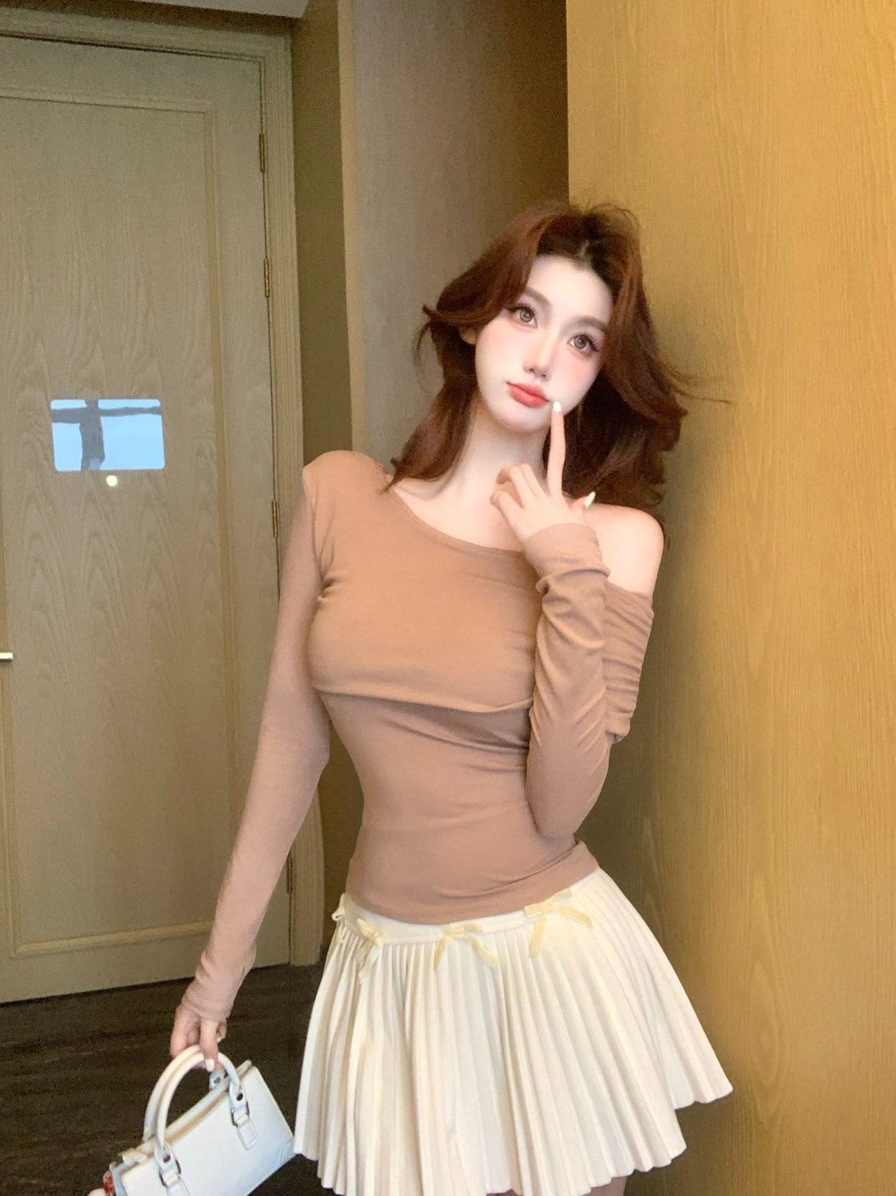 긴팔 비스듬한 칼라 튜브탑 슬림해 보이는 오프숄더 섹시함 오프숄더 긴팔 맨위 핫걸 몸매 가꾸기 디자인 센스 티셔츠 상세 이미지 50