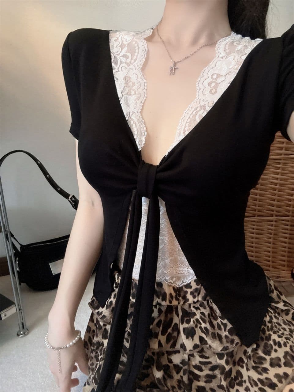 순수한 욕망 섹시함 레이스 측면 나비 넥타이 V넥 반팔 티셔츠 여성 여름 프랑스식 페이크 레이어드 벨트 가슴 패드 의류 상세 이미지 8