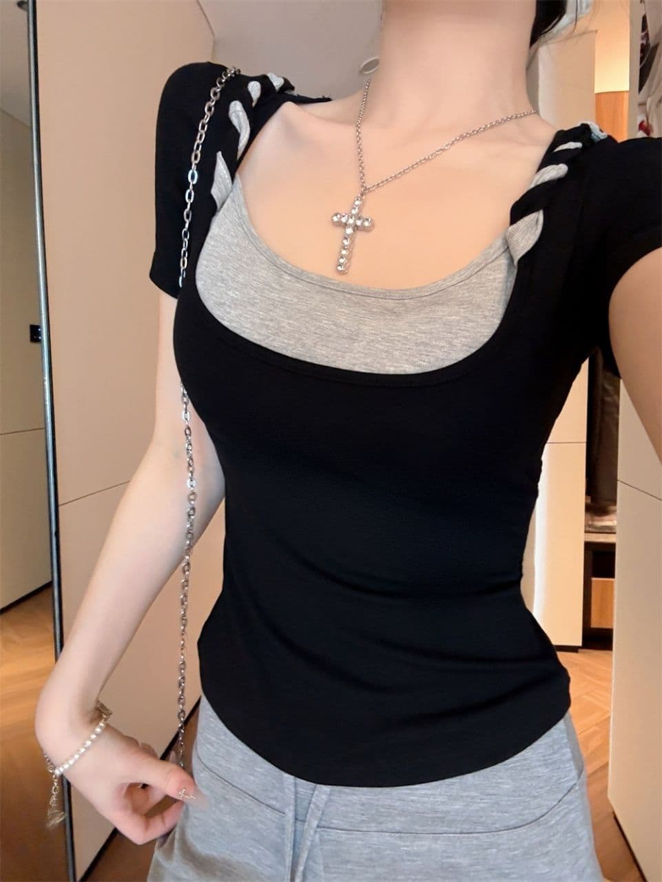 핫걸 바람 페이크 레이어드 배색 u 칼라 반팔 티셔츠 여성 여름 2026 새로운 순수한 욕망 다용도 슬림해 보이는 아름다운 맨위 상세 이미지 1