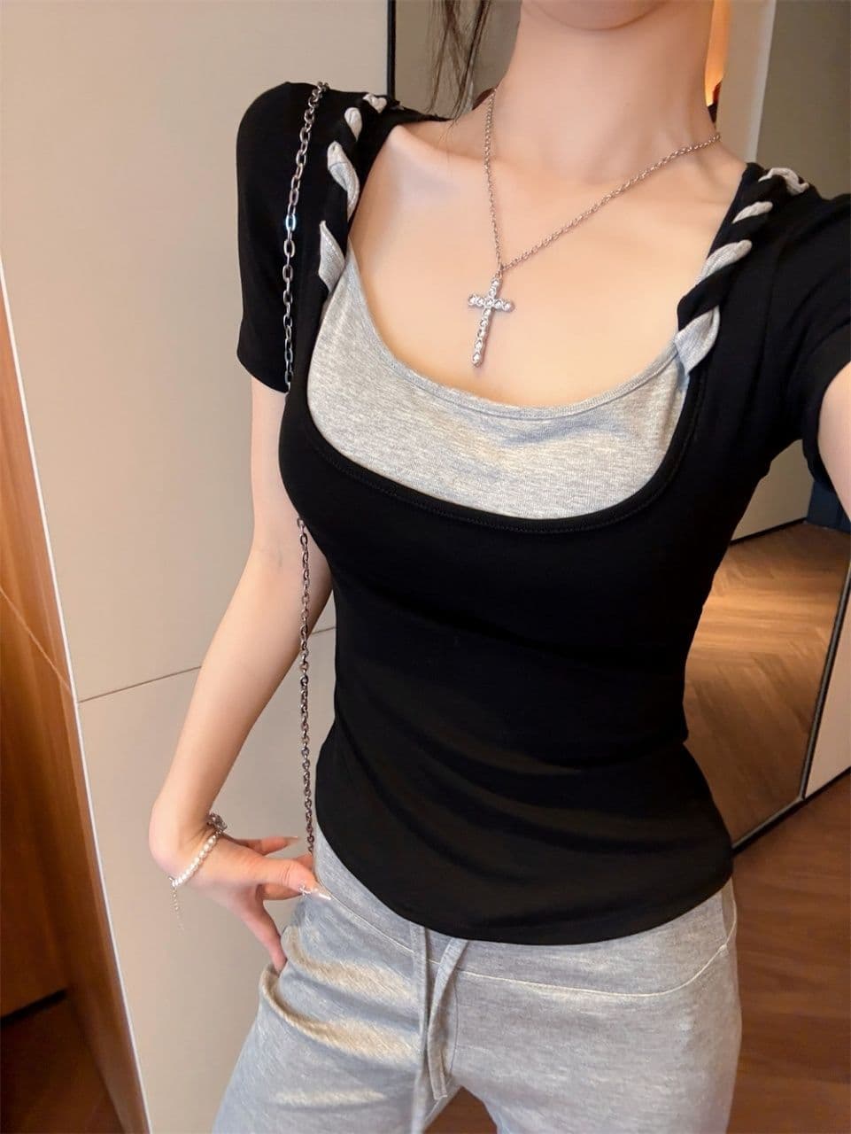 핫걸 바람 페이크 레이어드 배색 u 칼라 반팔 티셔츠 여성 여름 2026 새로운 순수한 욕망 다용도 슬림해 보이는 아름다운 맨위 상세 이미지 2