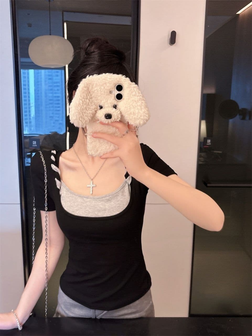 핫걸 바람 페이크 레이어드 배색 u 칼라 반팔 티셔츠 여성 여름 2026 새로운 순수한 욕망 다용도 슬림해 보이는 아름다운 맨위 상세 이미지 4