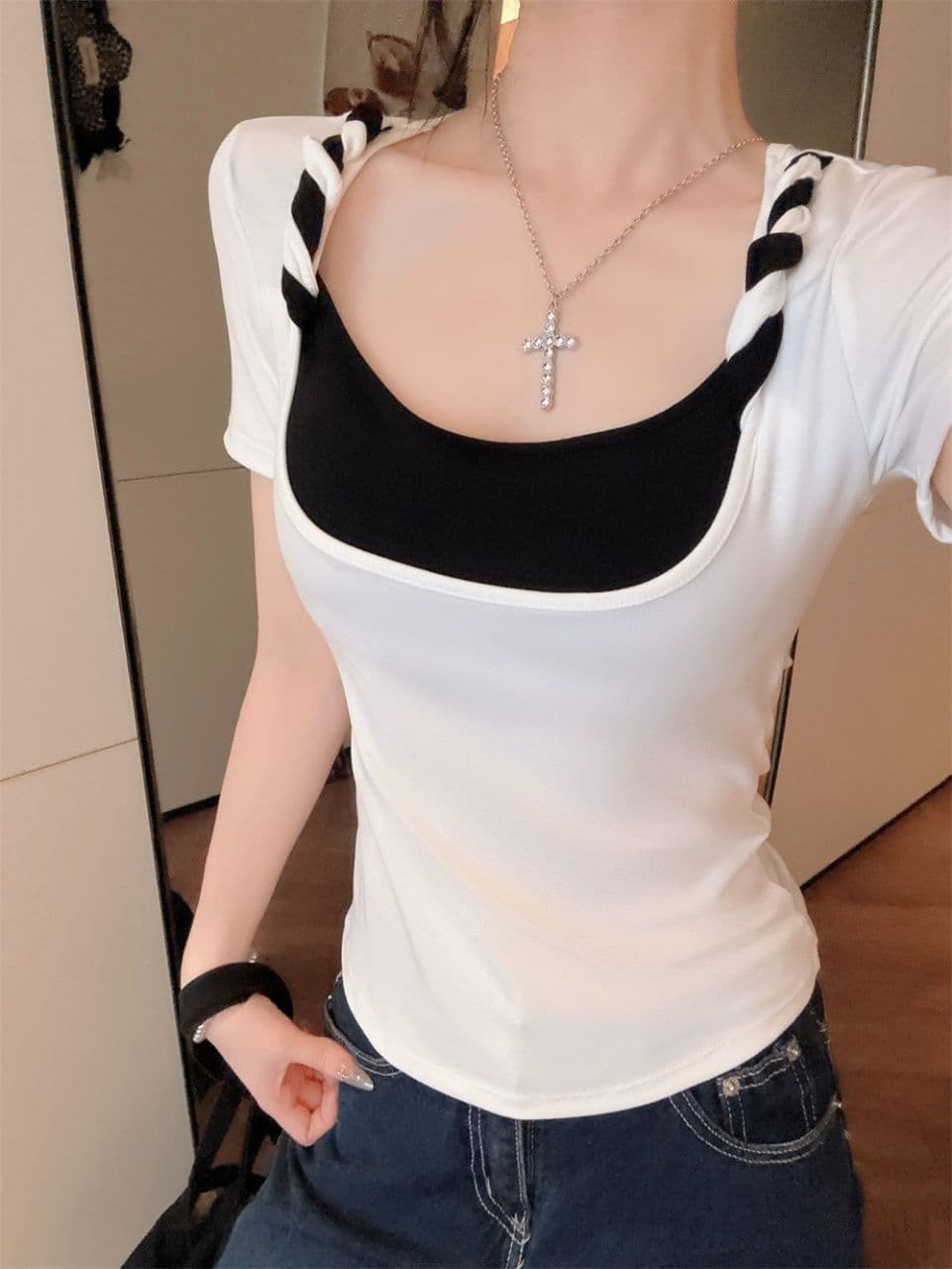 핫걸 바람 페이크 레이어드 배색 u 칼라 반팔 티셔츠 여성 여름 2026 새로운 순수한 욕망 다용도 슬림해 보이는 아름다운 맨위 상세 이미지 5
