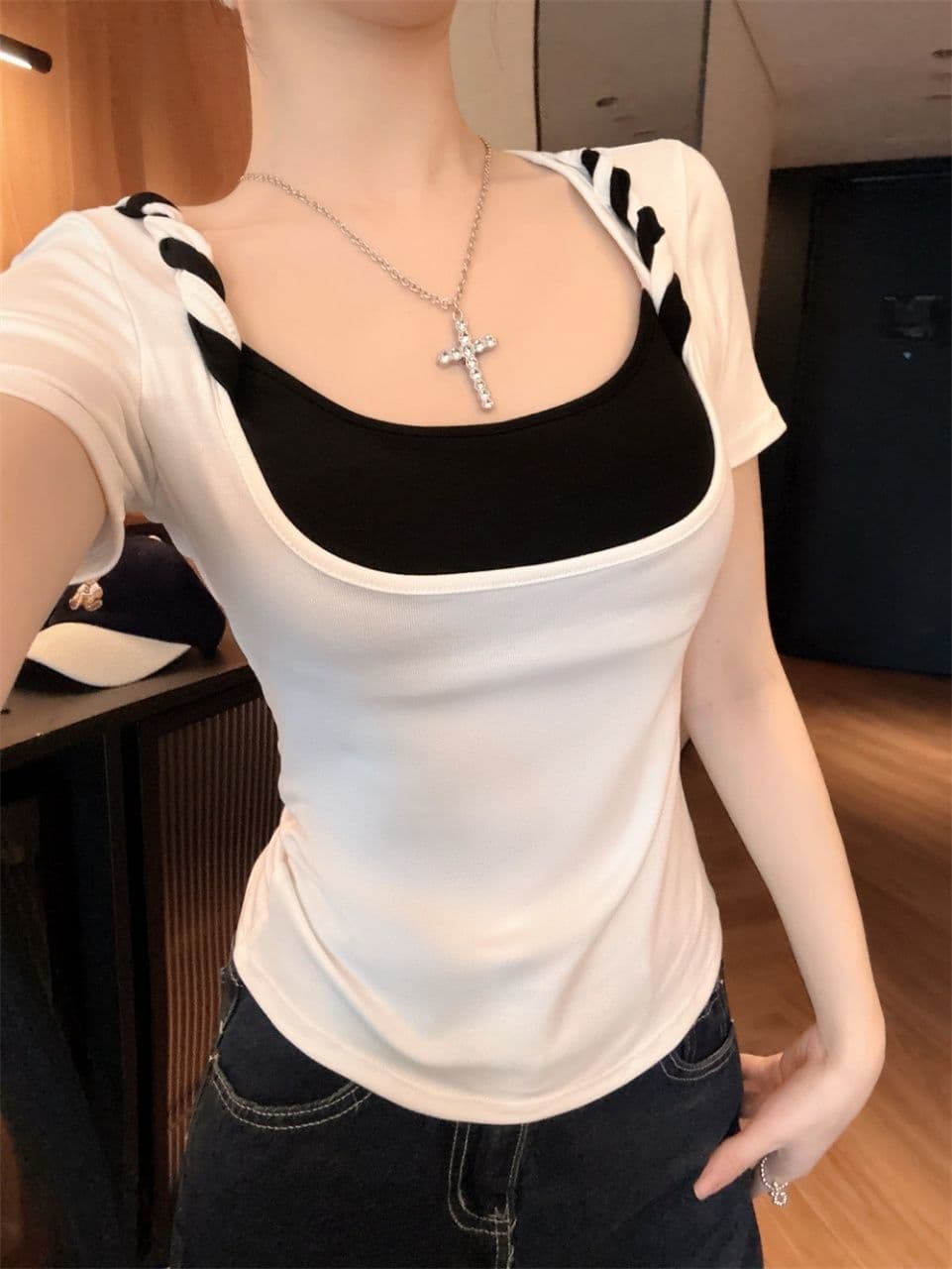 핫걸 바람 페이크 레이어드 배색 u 칼라 반팔 티셔츠 여성 여름 2026 새로운 순수한 욕망 다용도 슬림해 보이는 아름다운 맨위 상세 이미지 6