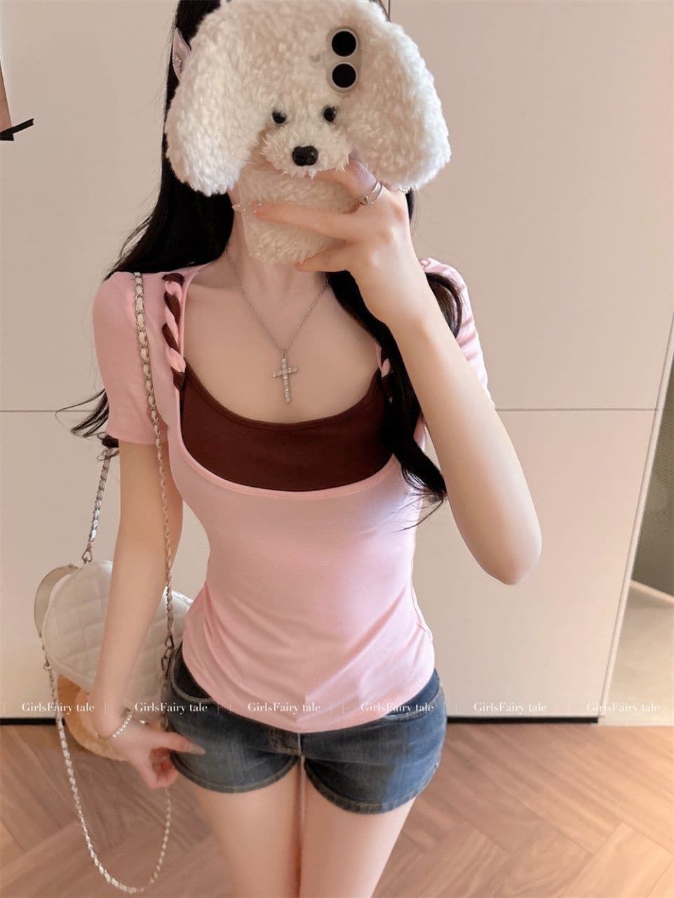 핫걸 바람 페이크 레이어드 배색 u 칼라 반팔 티셔츠 여성 여름 2026 새로운 순수한 욕망 다용도 슬림해 보이는 아름다운 맨위 상세 이미지 16