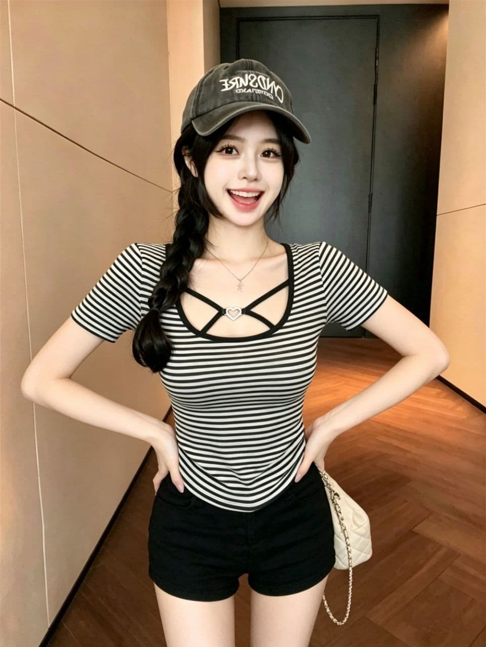 섹시함 홀로우 아웃 십자가 광장 칼라 반팔 티셔츠 여성 여름 새로운 핫걸 바람 몸매 가꾸기 슬림해 보이는 고유 한 아름다운 맨위 상세 이미지 5