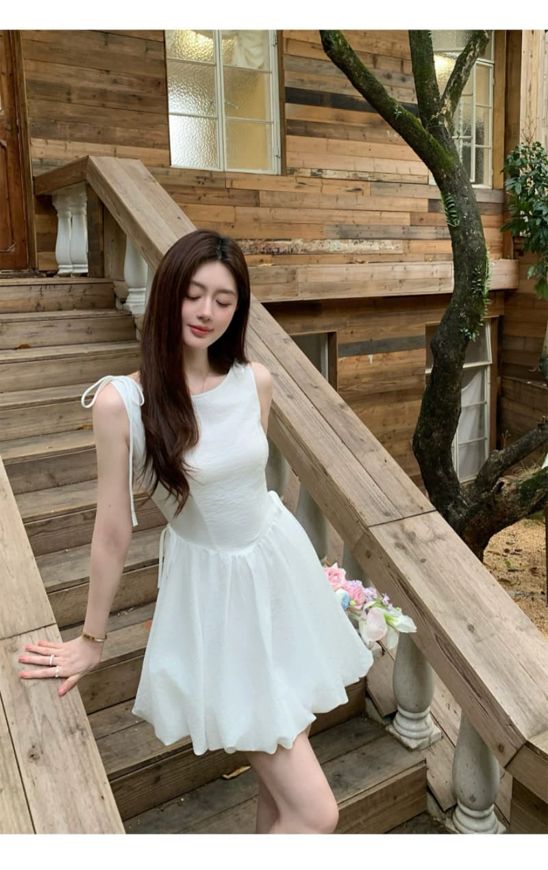재고 있음 nola vina 달콤함 천 금빛 바람 민소매 꽃밭 여성 드레스 여름 허리 수축 슬림해 보이는 삼색 중간 길이 스커트 상세 이미지 2