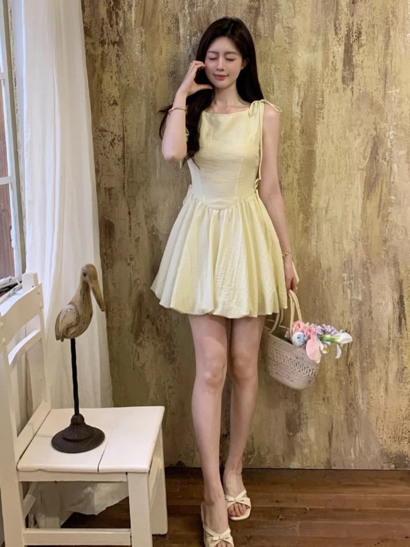 재고 있음 nola vina 달콤함 천 금빛 바람 민소매 꽃밭 여성 드레스 여름 허리 수축 슬림해 보이는 삼색 중간 길이 스커트 상세 이미지 8