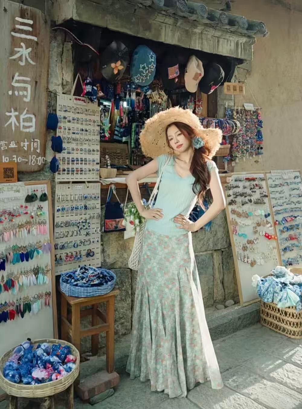 파란색 V넥 반팔 티셔츠 작은 대중 몸매 가꾸기 슬림해 보이는 레이스 조각 맨위 반 스커트 세트 상세 이미지 3