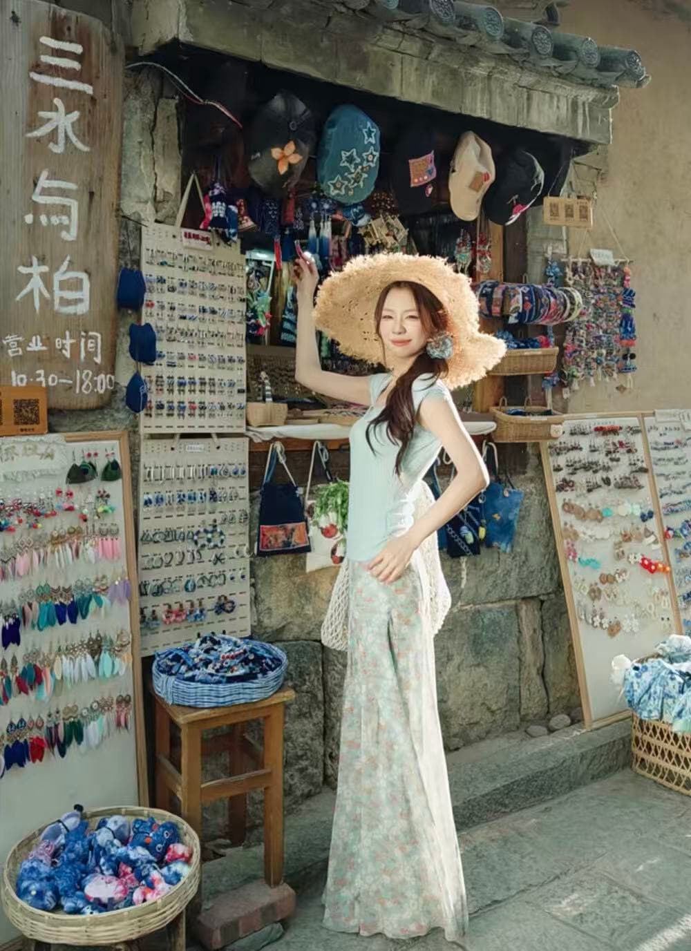 파란색 V넥 반팔 티셔츠 작은 대중 몸매 가꾸기 슬림해 보이는 레이스 조각 맨위 반 스커트 세트 상세 이미지 5