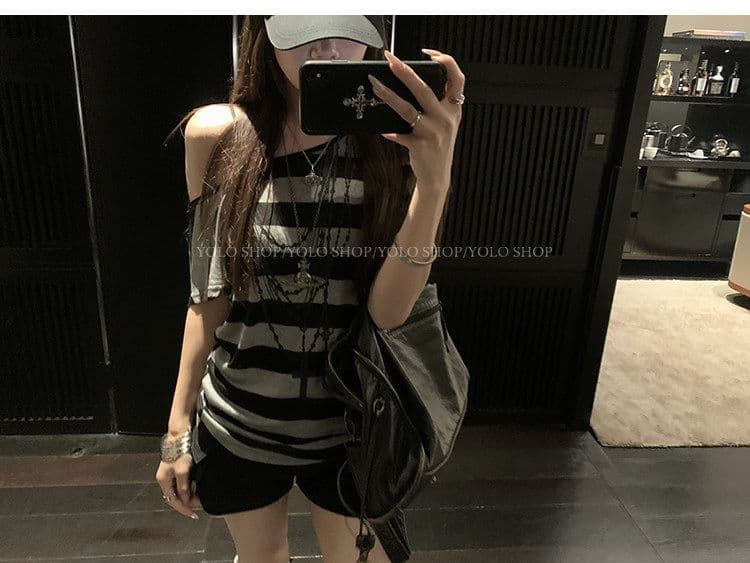 작은 대중 블랙 회색 스트라이프 프린트 비스듬한 어깨 배트윙 소매 티셔츠 여성 여름 새로운 슬림해 보이는 반팔 허리 수축 맨위 티셔츠 상세 이미지 3