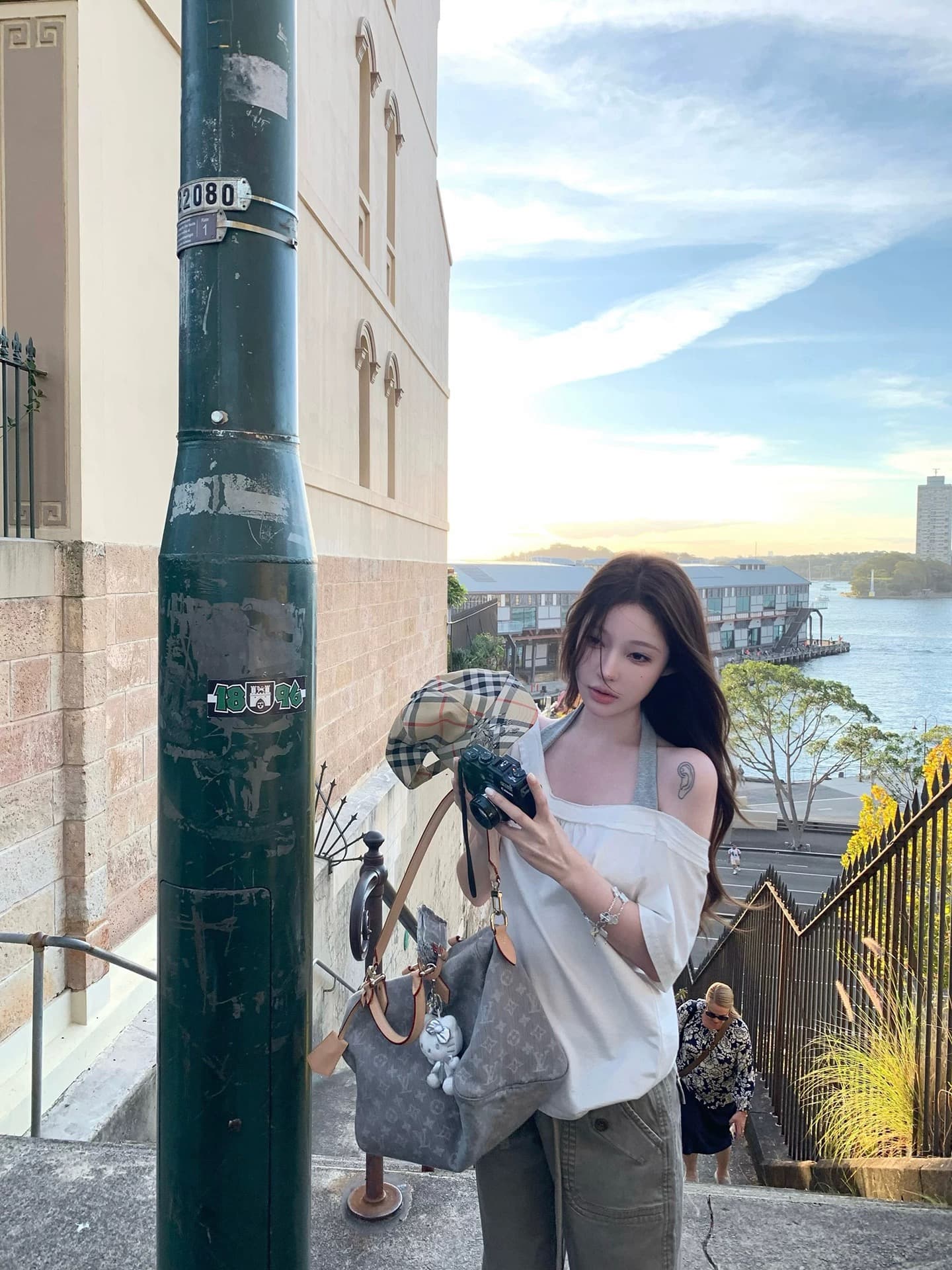 suuuicee 볶다 심장 아름다움 어깨 이중층 볼륨 측면 디자인 행침 목 슬립 페이크 레이어드 보트넥 티셔츠 상세 이미지 5