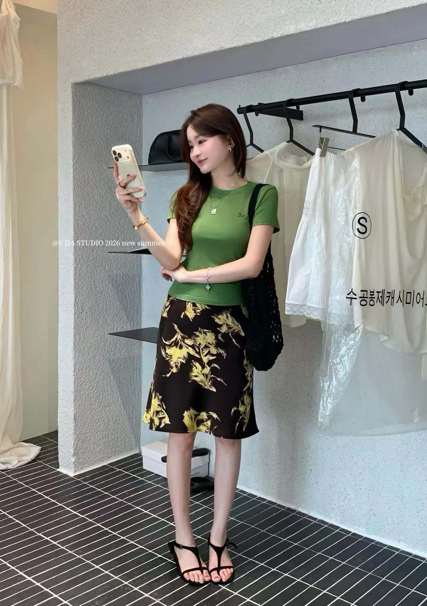 녹색 라운드 넥 긍정적 인 어깨 반팔 티셔츠 레트로 프린트 슬림해 보이는 반신 스커트 투피스 세트 세트 상세 이미지 5
