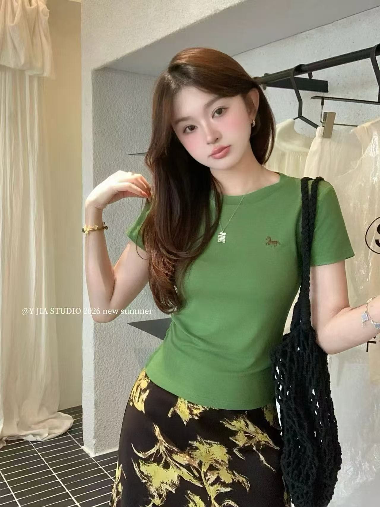 녹색 라운드 넥 긍정적 인 어깨 반팔 티셔츠 레트로 프린트 슬림해 보이는 반신 스커트 투피스 세트 세트 상세 이미지 11