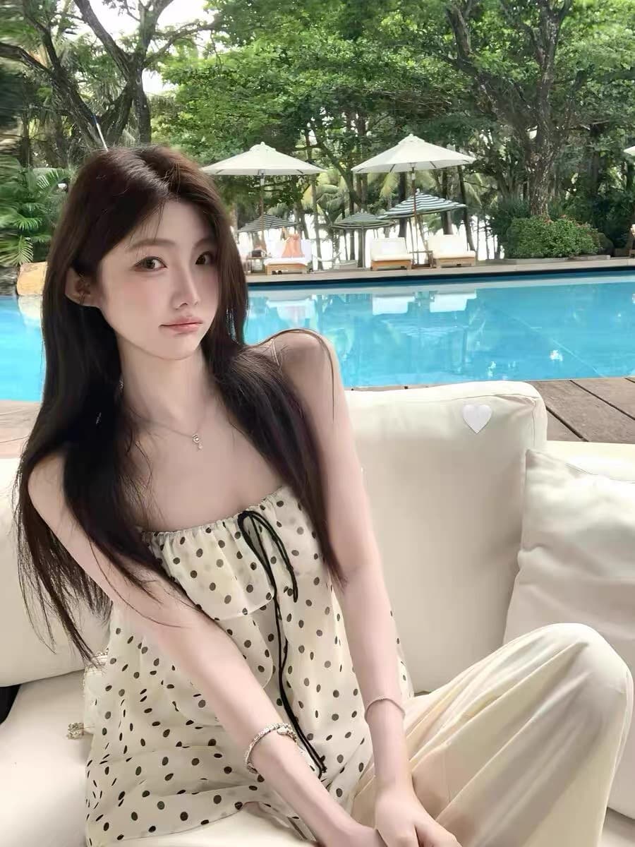 도파민 바람 빨간색 도트 무늬 패치워크 프릴 슬립 쉬폰 루즈핏 슬림해 보이는 만나는 외출용 백리스 맨위 여성 이미지 2