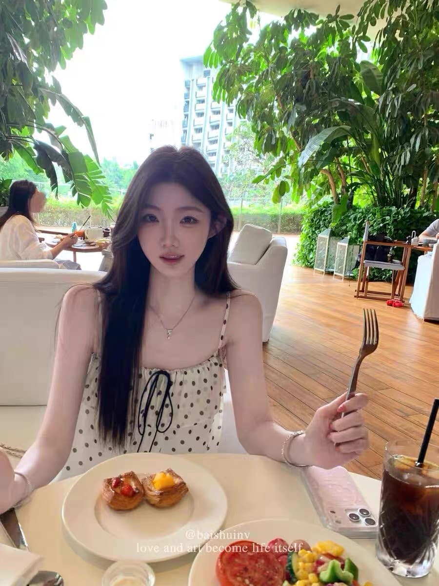 도파민 바람 빨간색 도트 무늬 패치워크 프릴 슬립 쉬폰 루즈핏 슬림해 보이는 만나는 외출용 백리스 맨위 여성 상세 이미지 8