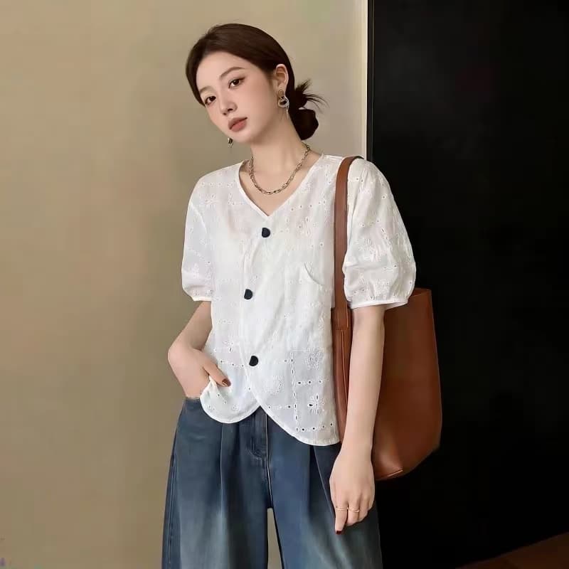 화이트 홀로우 아웃 긍정적 인 어깨 반팔 여성 셔츠 2026 새로운 여름 빅 사이즈 마이크로 지방 mm 슬림해 보이는 쇼트 스타일 작은 셔츠 맨위 상세 이미지 3
