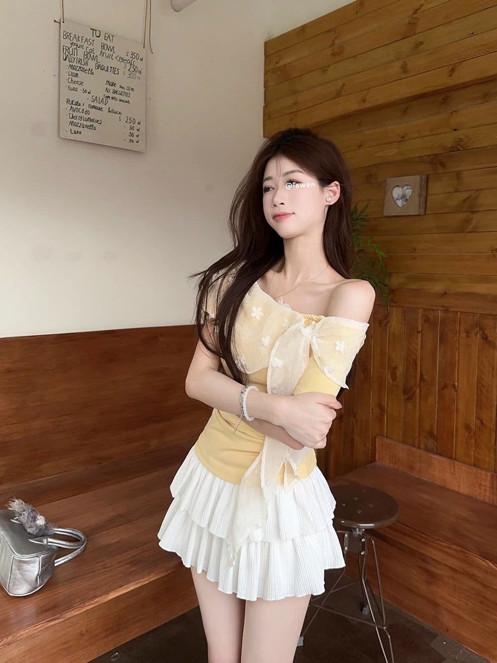 디자인 센스 레이스 조각 꽃 오프숄더 맨위 여성 의류 여름 몸매 가꾸기 슬림해 보이는 허리 수축 황색 반팔 티셔츠 상세 이미지 7