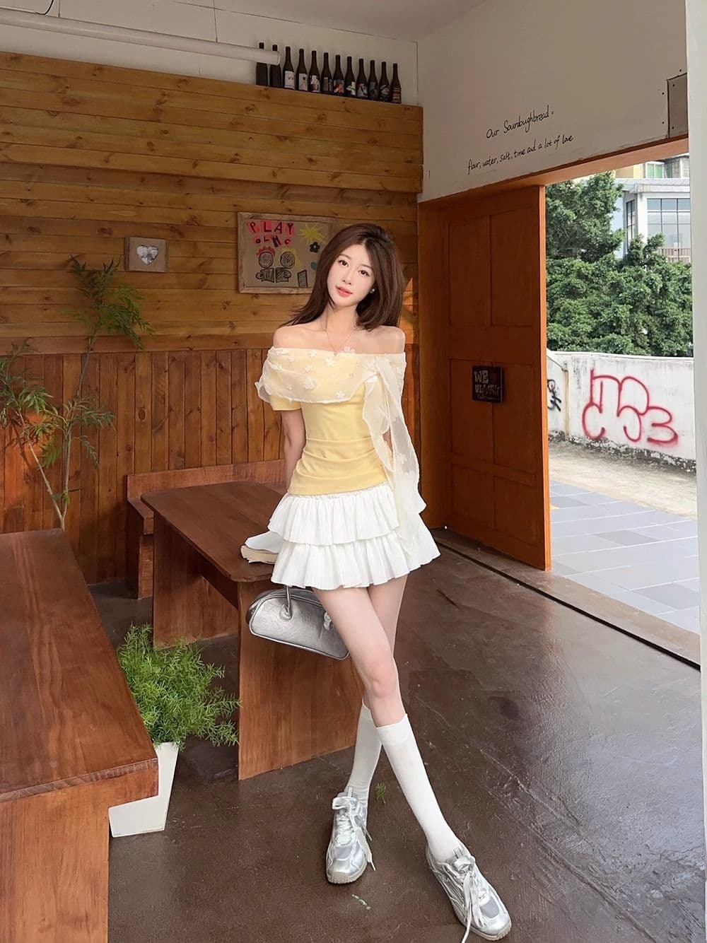 디자인 센스 레이스 조각 꽃 오프숄더 맨위 여성 의류 여름 몸매 가꾸기 슬림해 보이는 허리 수축 황색 반팔 티셔츠 상세 이미지 8
